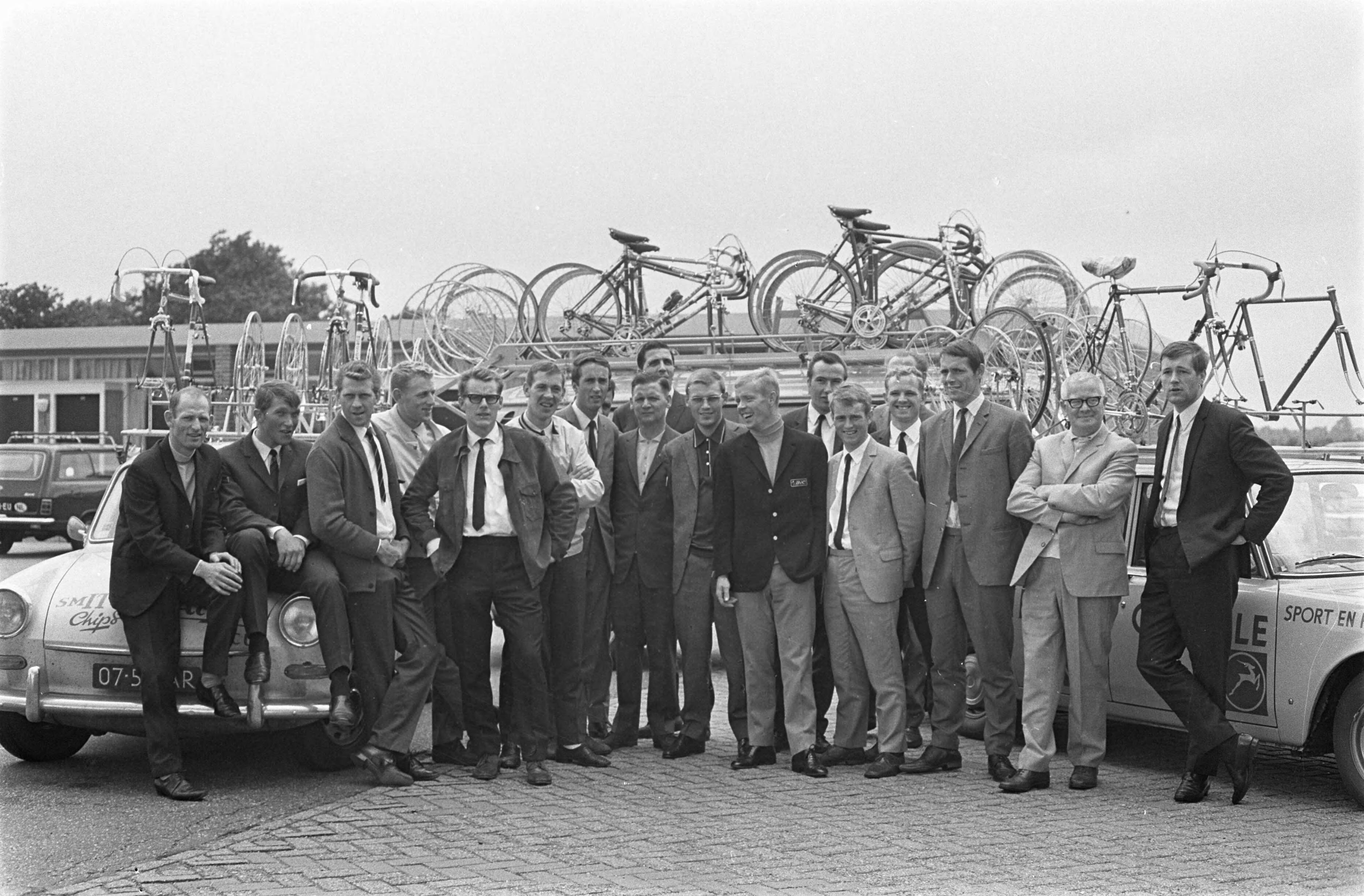 Fotocollectie Anefo — Nederlandse Tour de France ploeg uit Breda naar Vittel vertrokken. De ploeg voor vertrek — Foto: Nijs, Jac. de / Anefo. Licentie: Set B: Rechtenvrij / Publiek Domein. Bron: Nationaal Archief. http://hdl.handle.net/10648/ab4539e6-d0b4-102d-bcf8-003048976d84