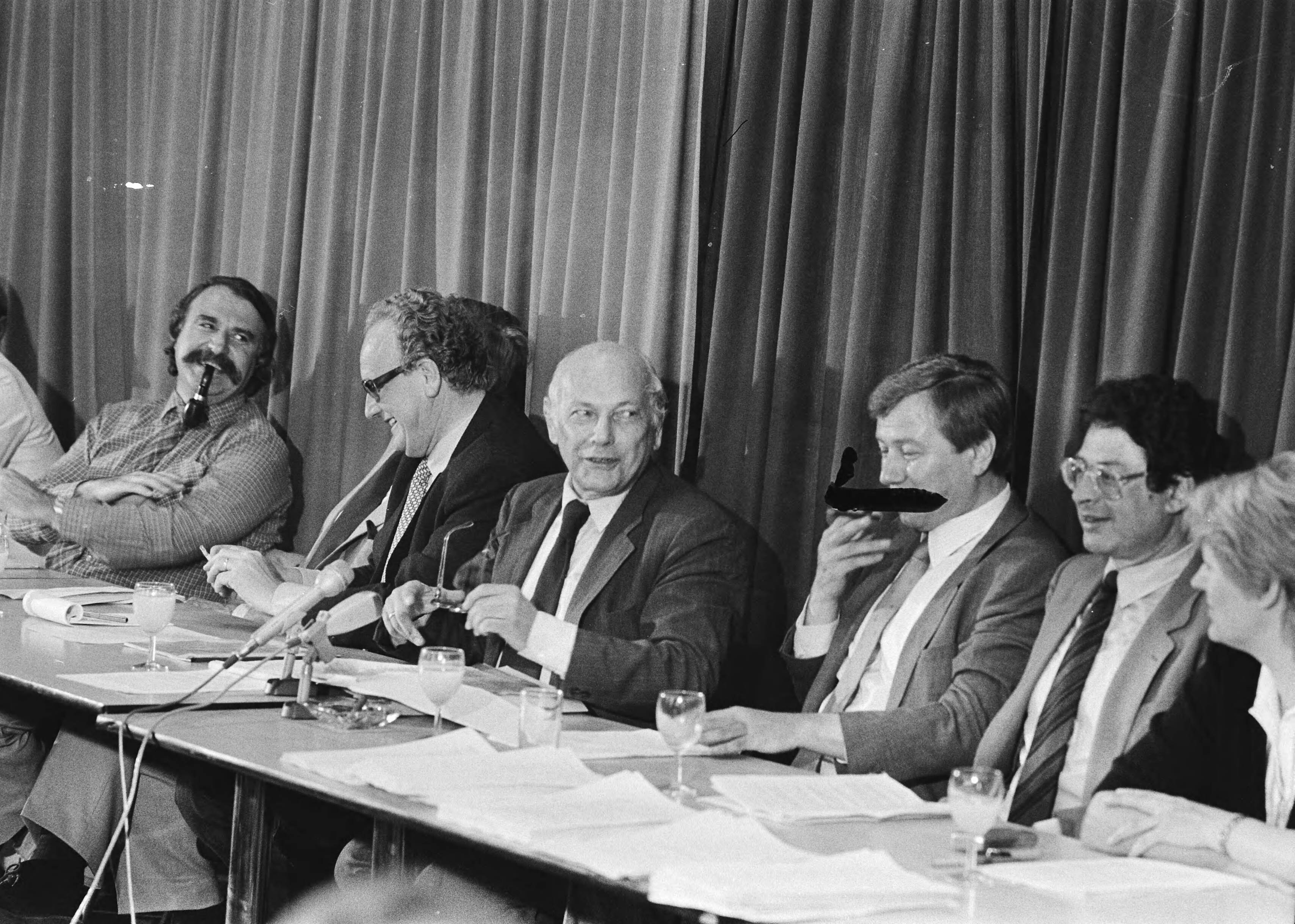 Fotocollectie Anefo — Persconferentie afgetreden PvdA-ministers in Den Haag ; v.l.n.r. Van der Louw , Van der Stoel , Den Uyl , Van Dam , Van Thijn tijdens de persconferentie / — Foto: Bogaerts, Rob / Anefo. Licentie: Set B: Rechtenvrij / Publiek Domein. Bron: Nationaal Archief. http://hdl.handle.net/10648/ad18d156-d0b4-102d-bcf8-003048976d84