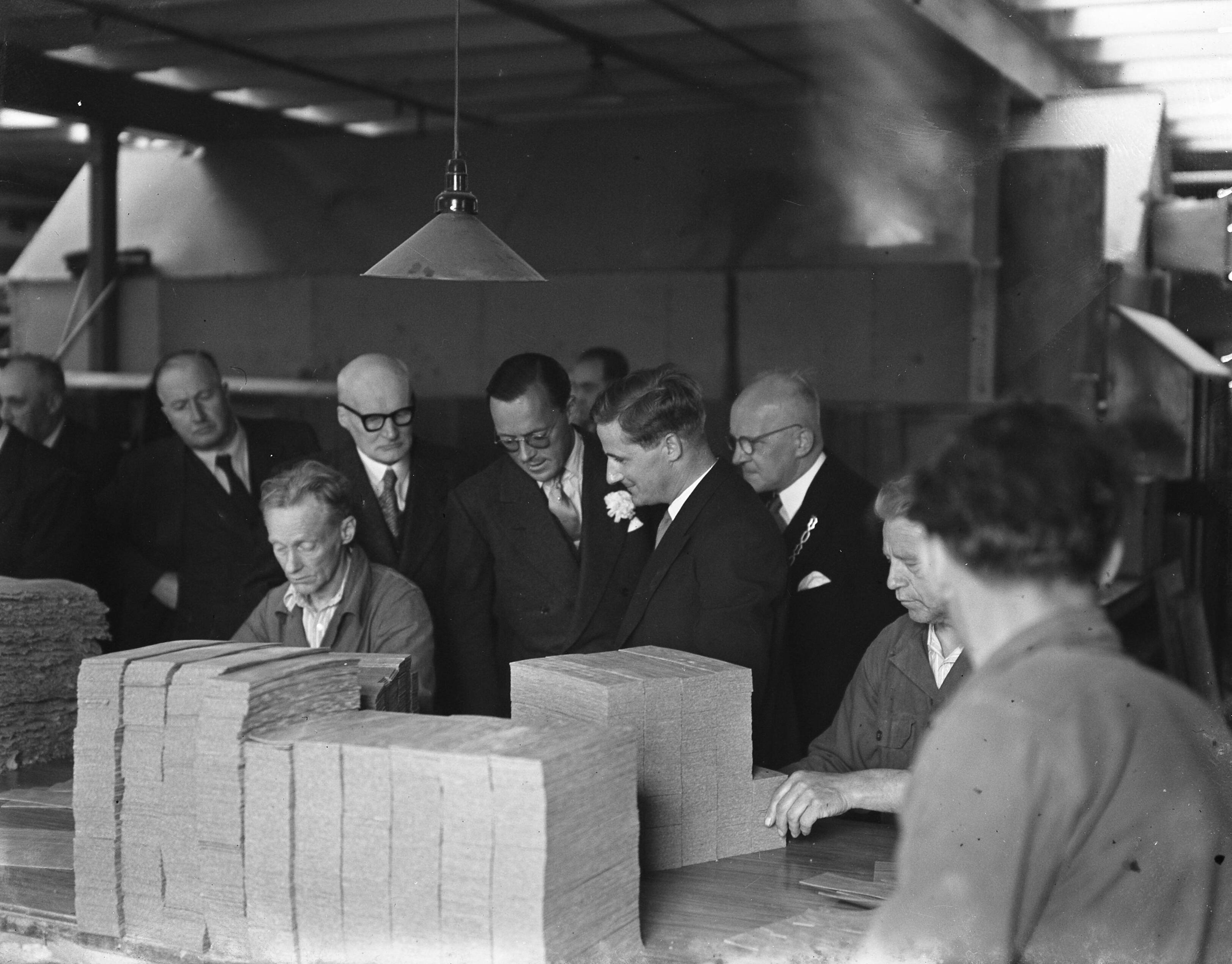 Fotocollectie Anefo — Prins Bernhard in linoleumfabriek Krommenie — Foto: Winterbergen, Rolf / Anefo. Licentie: Set B: Rechtenvrij / Publiek Domein. Bron: Nationaal Archief. http://hdl.handle.net/10648/ad756cd6-d0b4-102d-bcf8-003048976d84