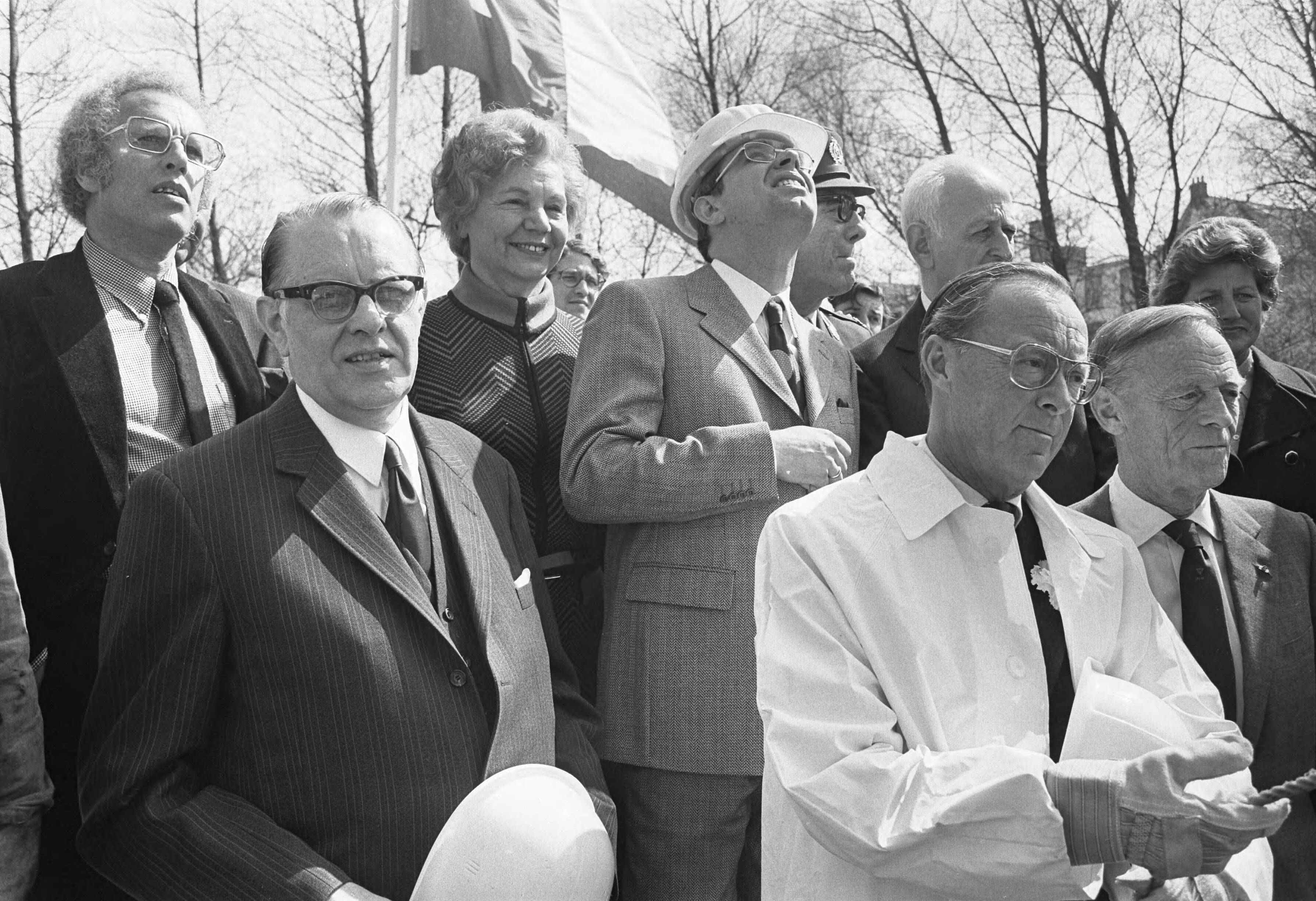 Prins Bernhard slaat de eerste paal van de Stress-kliniek van de stichting Centrum post concentratie syndroom te Oestgeest. Naamswijziging bij opening in Stichting Centrum '45 — Prins Bernhard en prof. Bastiaans (l) — Foto: Fotograaf Onbekend / Anefo. Licentie: Set B: Rechtenvrij / Publiek Domein. Bron: Nationaal Archief. http://hdl.handle.net/10648/abe70a50-d0b4-102d-bcf8-003048976d84