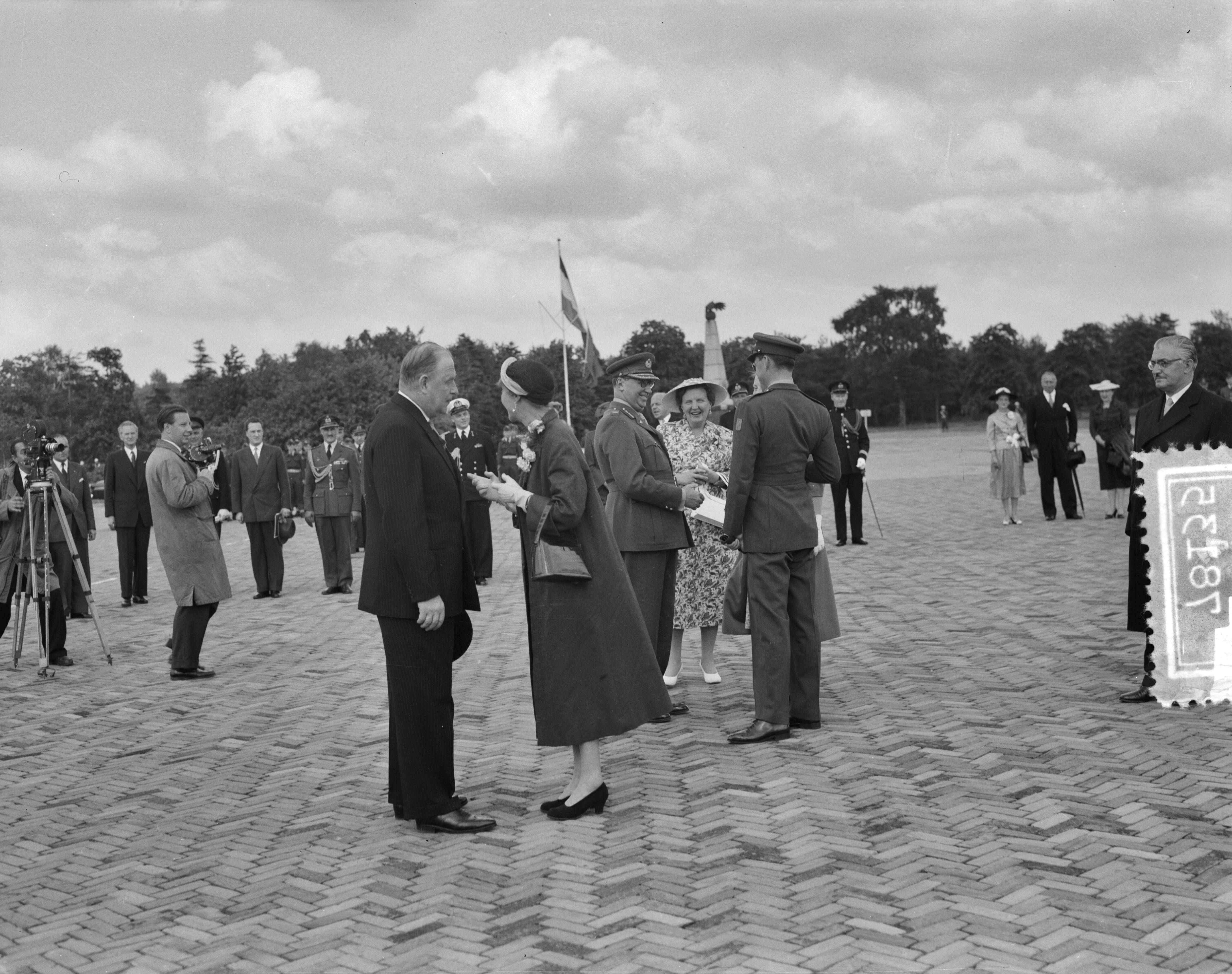 Staatsbezoek groothertogin Charlotte van Luxemburg en haar echtgenoot prins Felix — Laatste dag bezoek Luxemburgs groot-hertogelijk paar. Vertrek Soesterberg — Foto: Bilsen, Joop van / Anefo. Licentie: Set B: Rechtenvrij / Publiek Domein. Bron: Nationaal Archief. http://hdl.handle.net/10648/a9497b0c-d0b4-102d-bcf8-003048976d84