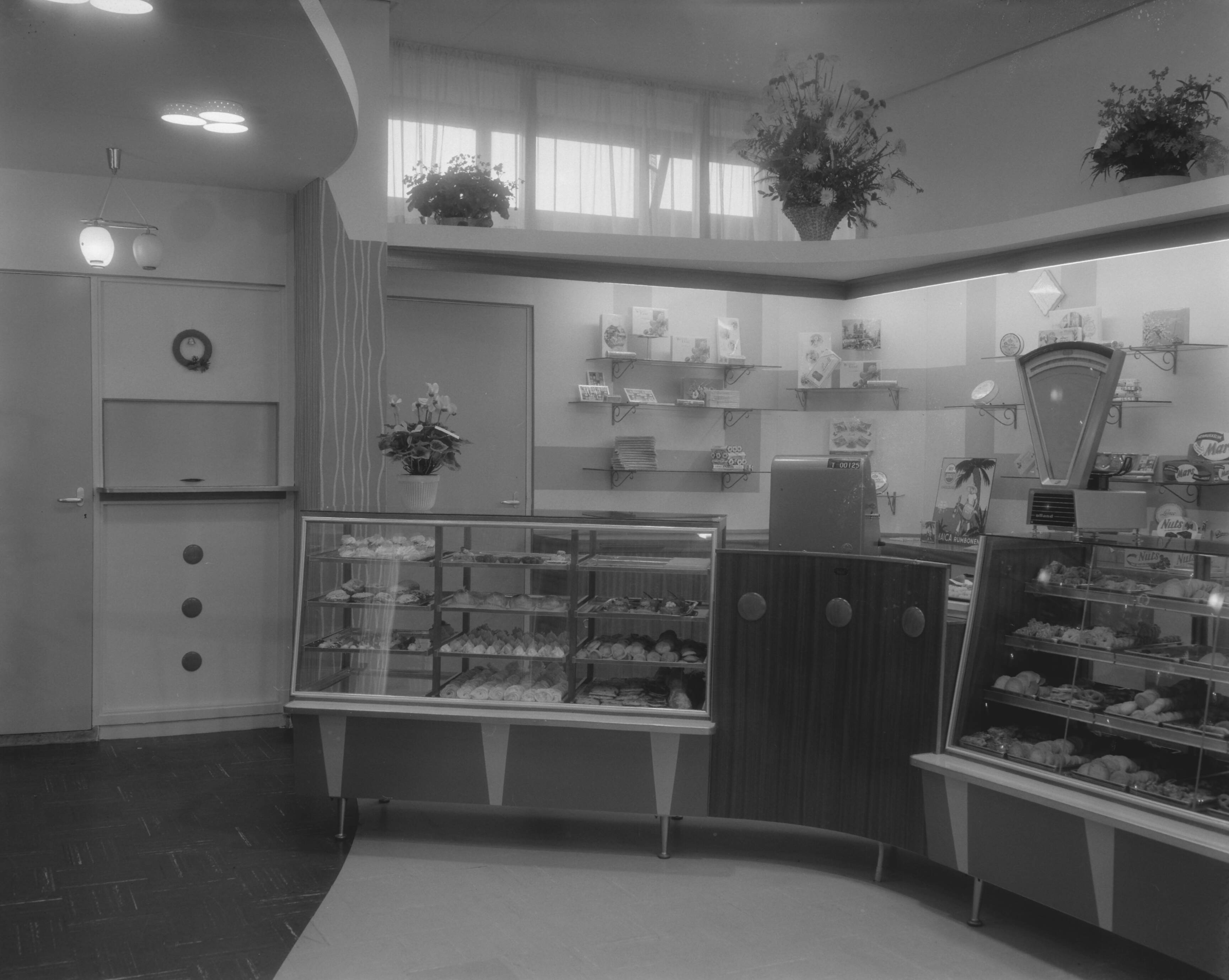 Fotocollectie Anefo — Winkelinterieur banketbakkerij (opdracht firma Koning te Haarlem) — Foto: Pot, Harry / Anefo. Licentie: Set B: Rechtenvrij / Publiek Domein. Bron: Nationaal Archief. http://hdl.handle.net/10648/a98a6e28-d0b4-102d-bcf8-003048976d84