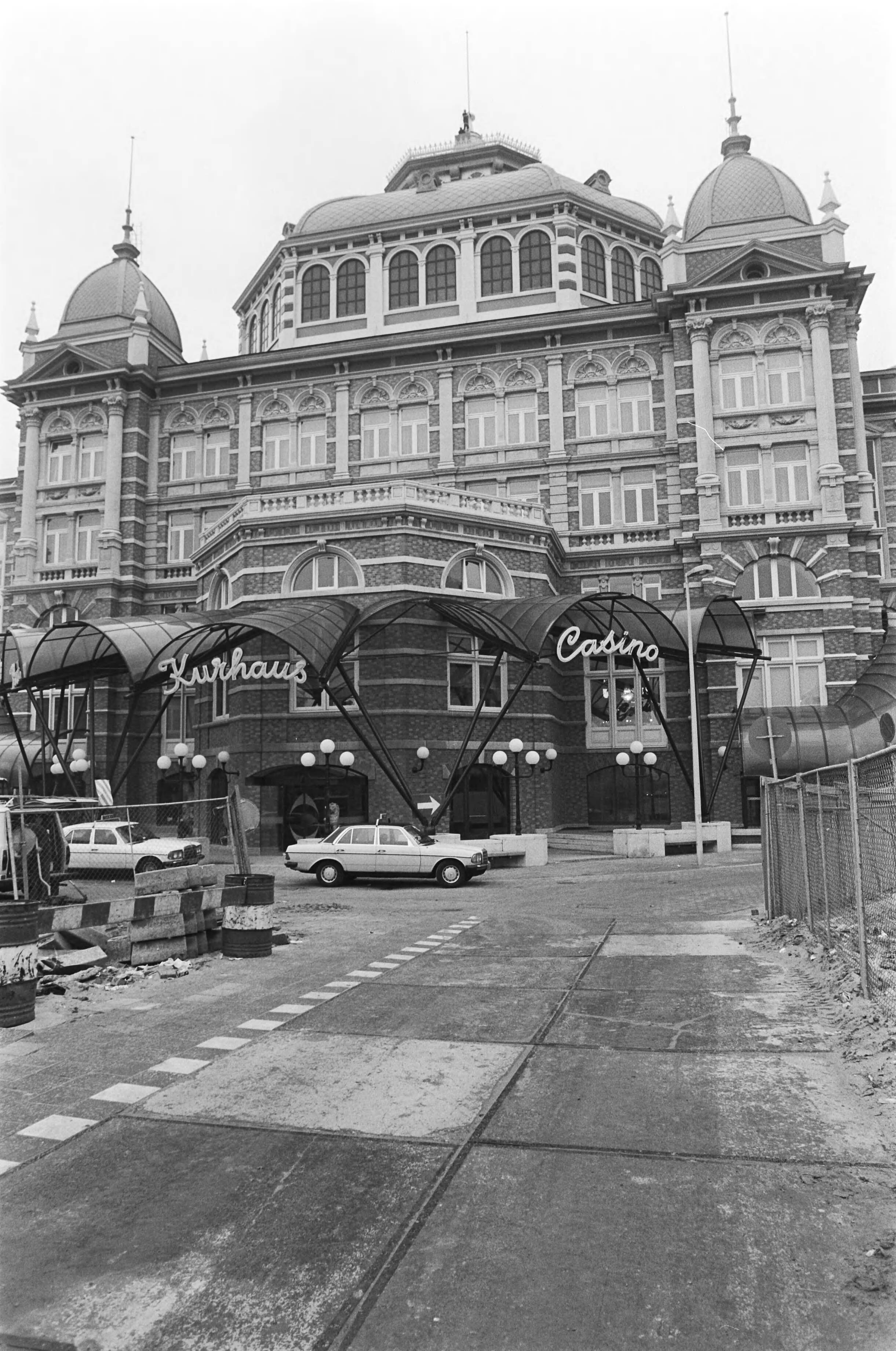 Fotocollectie Anefo — Exterieur van het casino in het Kurhaus in Scheveningen — Foto: Dijk, Hans van / Anefo. Licentie: Set B: Rechtenvrij / Publiek Domein. Bron: Nationaal Archief. http://hdl.handle.net/10648/acf435e4-d0b4-102d-bcf8-003048976d84