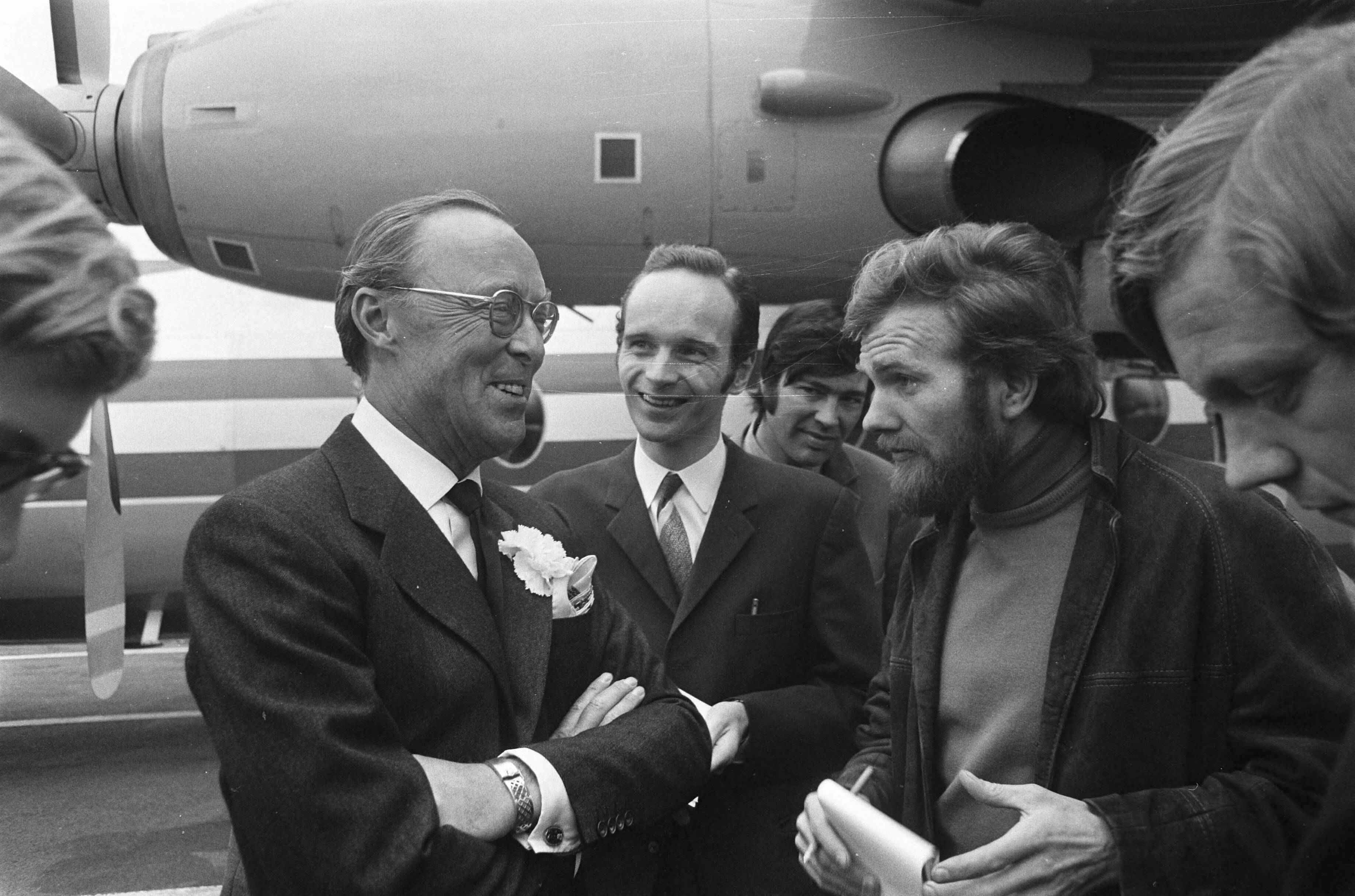 Prins Bernhard arriveert op Soesterberg na een reis naar het Verre Oosten — Prins Bernhard staat journalisten te woord — Foto: Mieremet, Rob / Anefo. Licentie: Set B: Rechtenvrij / Publiek Domein. Bron: Nationaal Archief. http://hdl.handle.net/10648/ab93b3aa-d0b4-102d-bcf8-003048976d84