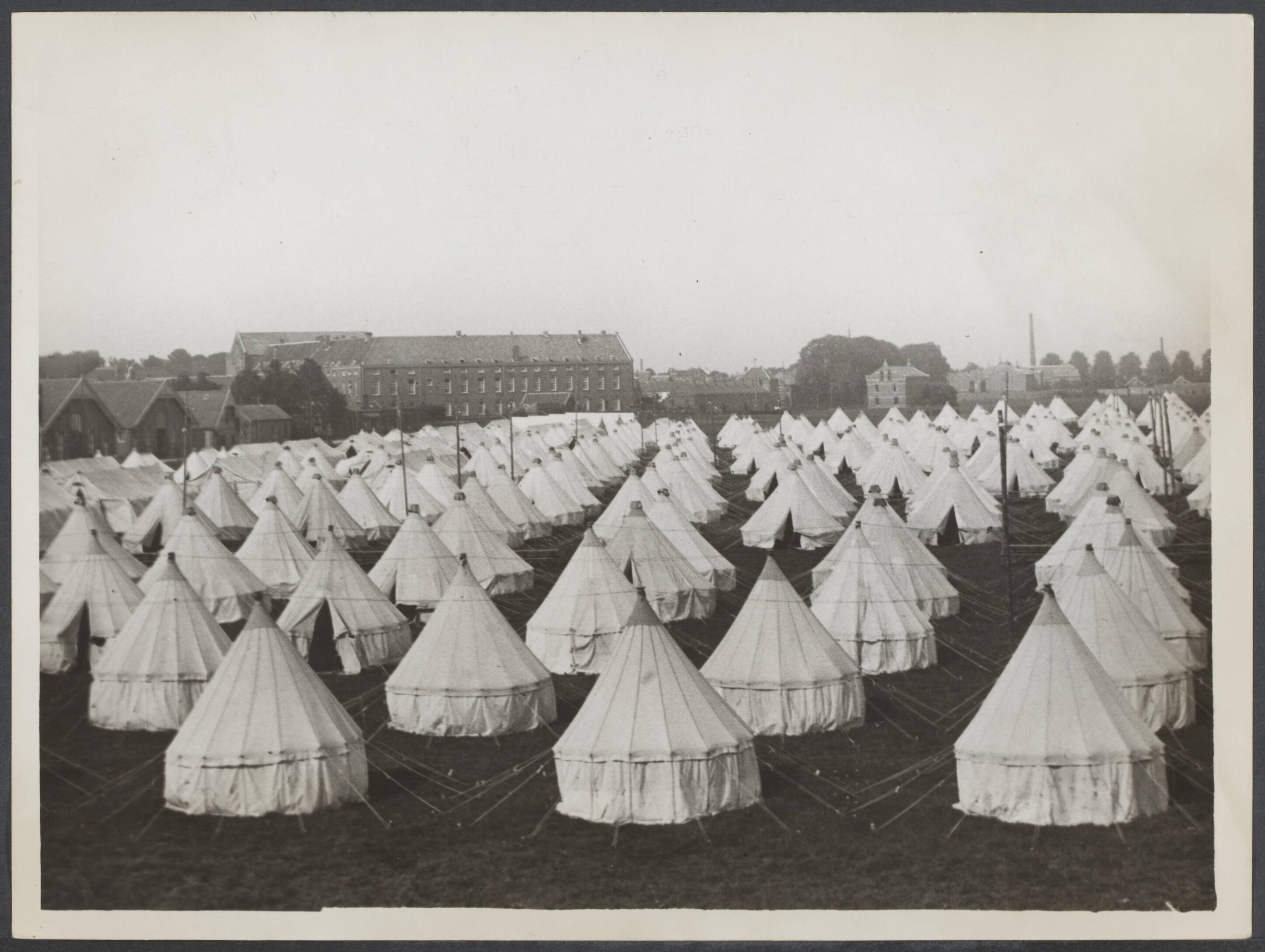 Leger, oefeningen + kampen div. - Nederland — Breda. Oefening 3e en 14e regiment Infanterie in de omgeving van Breda. Tentenkamp op het voorplein van de Chassé kazerne — Foto: N.V. Vereenigde Fotobureaux. Licentie: Set B: Rechtenvrij / Publiek Domein. Bron: Nationaal Archief. http://hdl.handle.net/10648/c8d1055a-ef88-237b-3c3d-518b877645cc