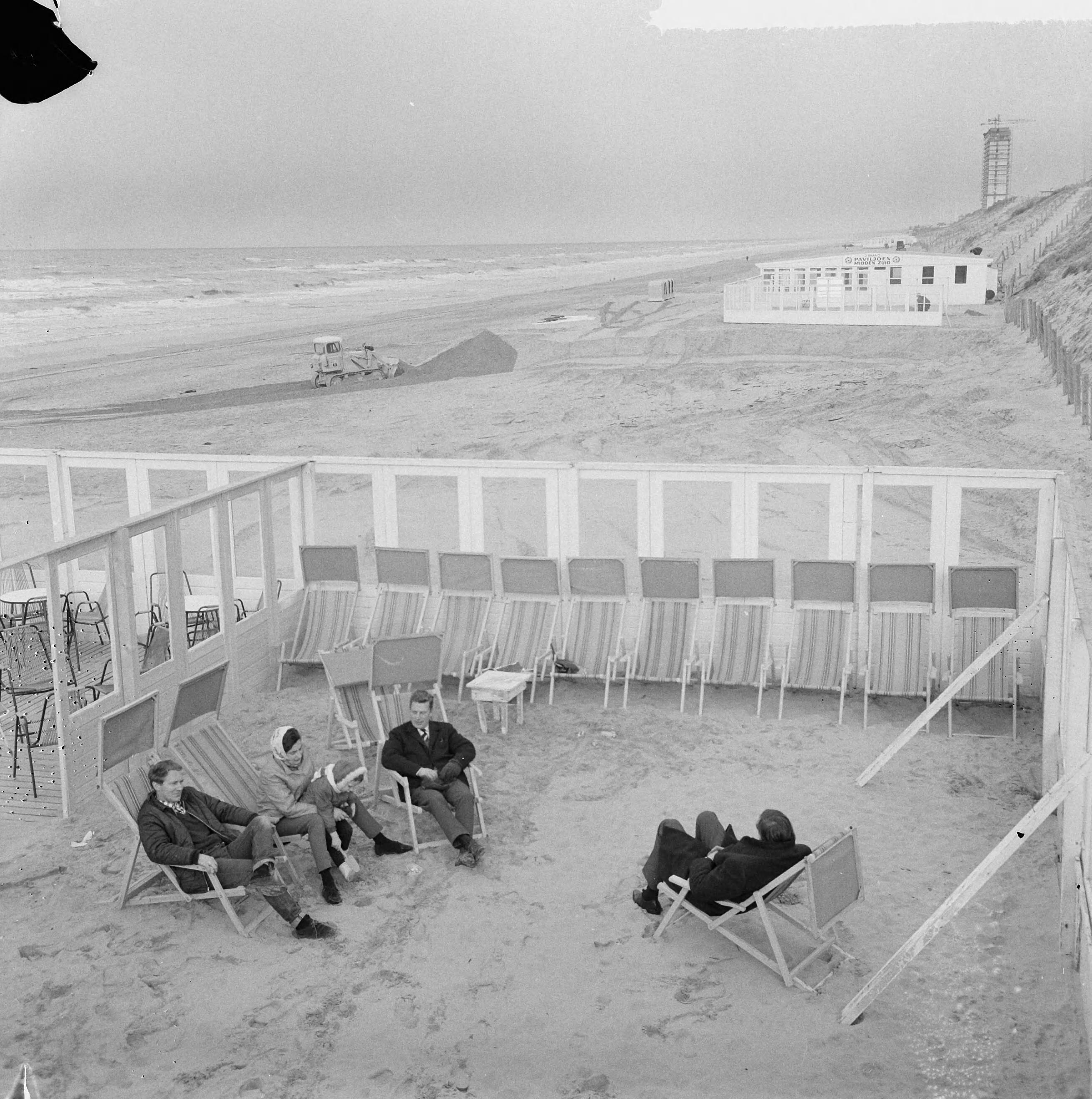 Fotocollectie Anefo — Strandstoelen gaan weer het strand op, de eerste op terrasje op Zandvoort — Foto: Nijs, Jac. de / Anefo. Licentie: Set B: Rechtenvrij / Publiek Domein. Bron: Nationaal Archief. http://hdl.handle.net/10648/aa95464e-d0b4-102d-bcf8-003048976d84
