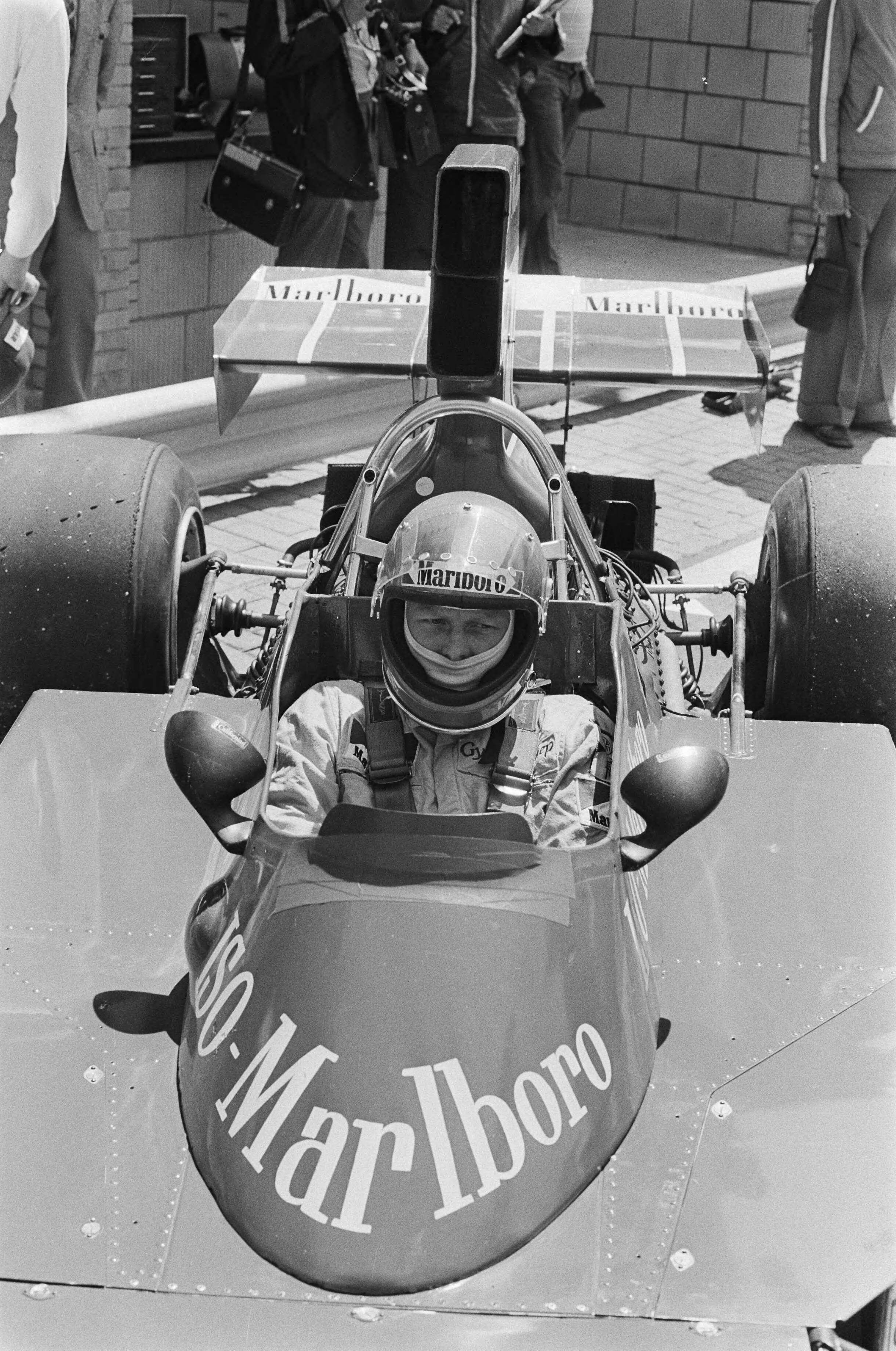 Fotocollectie Anefo — Training Grand Prix op Zandvoort; Gijs van Lennep tijdens training — Foto: Peters, Hans / Anefo. Licentie: Set B: Rechtenvrij / Publiek Domein. Bron: Nationaal Archief. http://hdl.handle.net/10648/ac4e3b80-d0b4-102d-bcf8-003048976d84