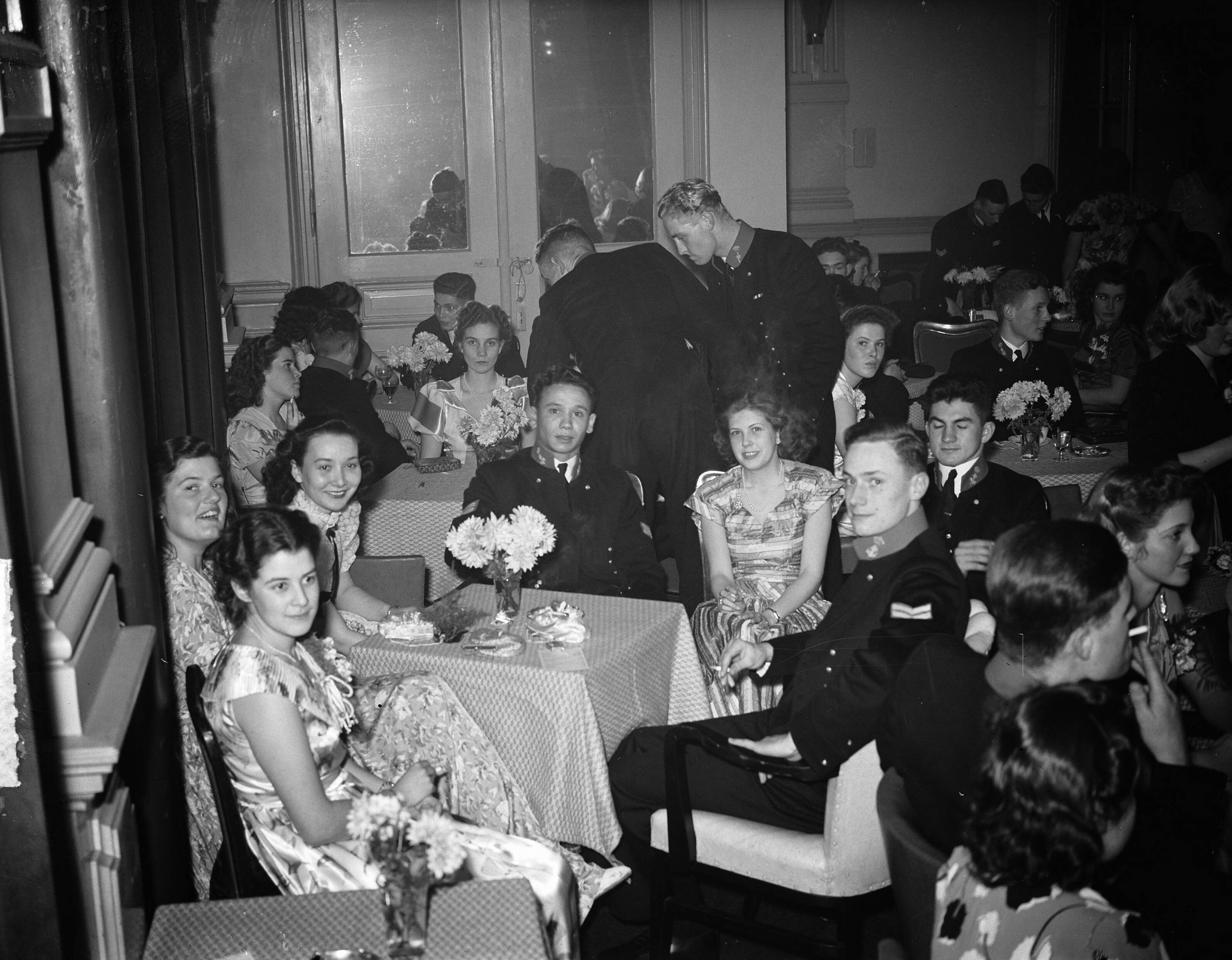 Fotocollectie Anefo — Bal adelborsten Kurhaus Scheveningen @ — Foto: Merk, Ben / Anefo. Licentie: Set B: Rechtenvrij / Publiek Domein. Bron: Nationaal Archief. http://hdl.handle.net/10648/a8c181de-d0b4-102d-bcf8-003048976d84