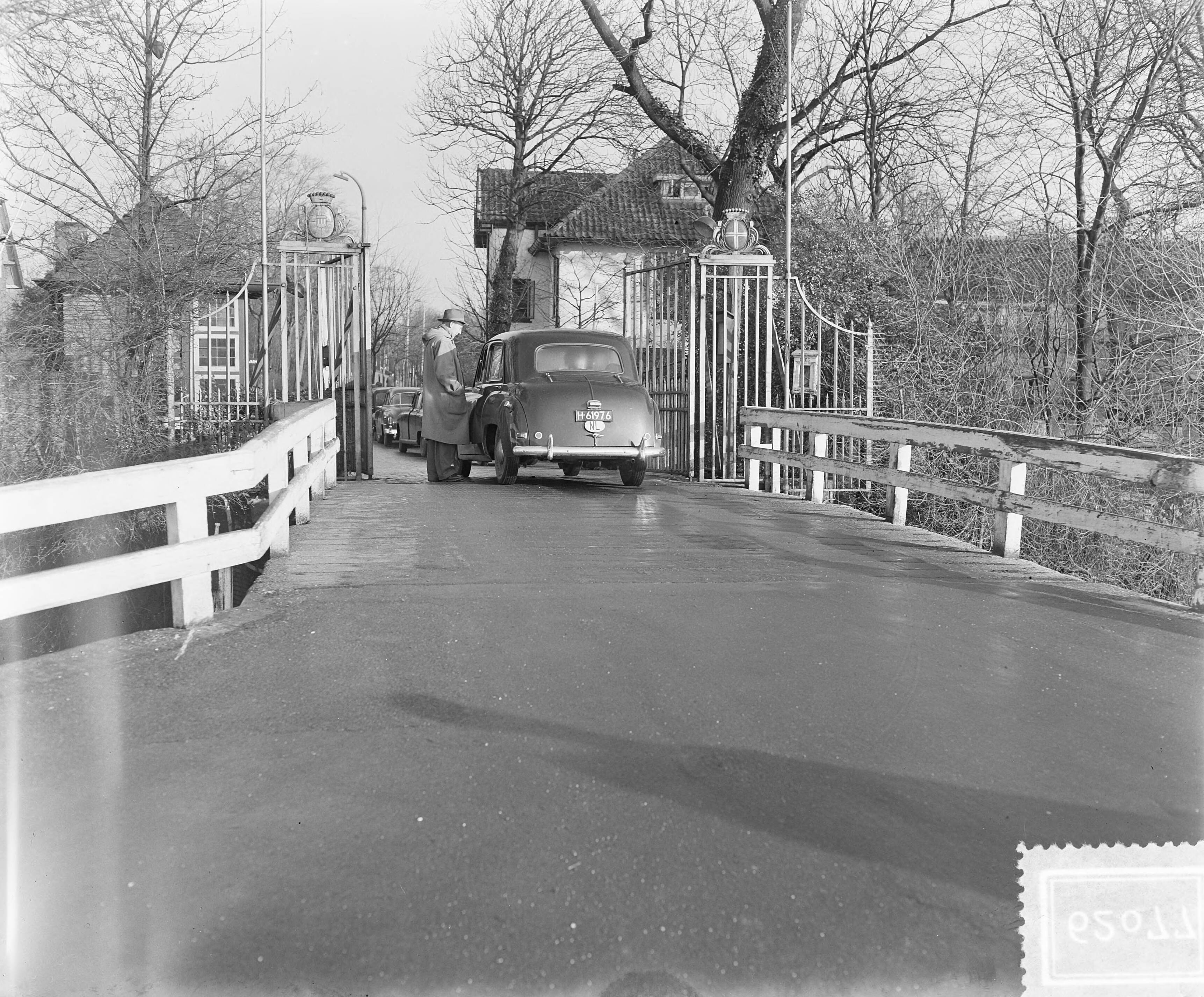 Fotocollectie Anefo — Opheffing tol in Warmond — Foto: Rossem, Wim van / Anefo. Licentie: Set B: Rechtenvrij / Publiek Domein. Bron: Nationaal Archief. http://hdl.handle.net/10648/a91a0660-d0b4-102d-bcf8-003048976d84