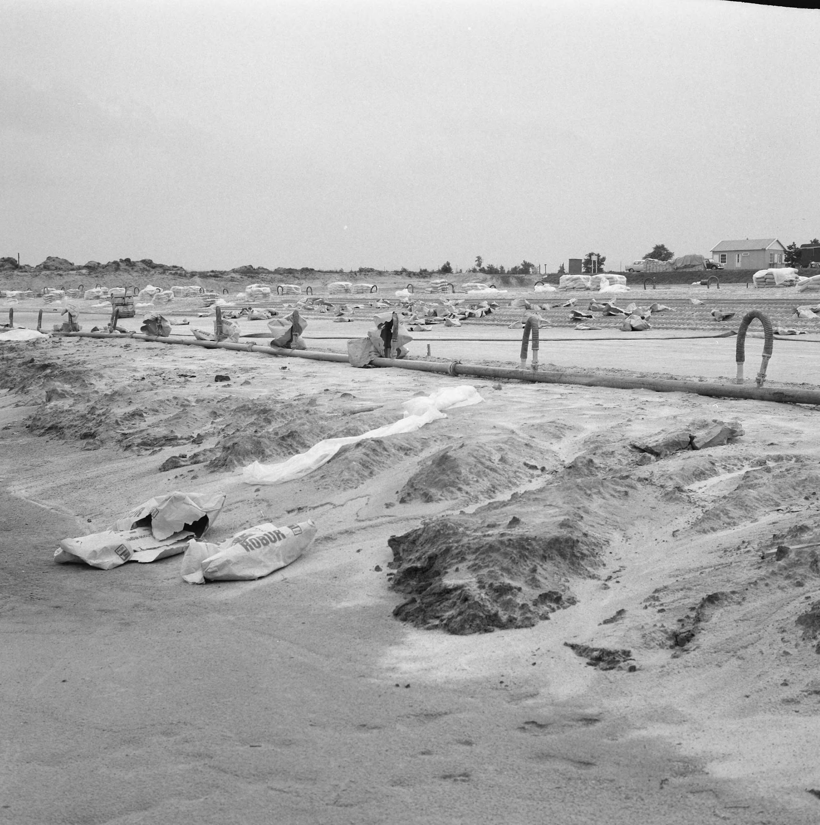 Fotocollectie Nederlandse Heidemaatschappij — Strandbad "Beekse Bergen". Nog een overzicht van het werkterrein met op de voorgrond het strandgedeelte dat blijvend onder de toekomstige waterlijn zal liggen — Foto: Wüllschleger, [...] / Heidemij. Licentie: Set B: Rechtenvrij / Publiek Domein. Bron: Nationaal Archief. http://hdl.handle.net/10648/ae851f22-d0b4-102d-bcf8-003048976d84