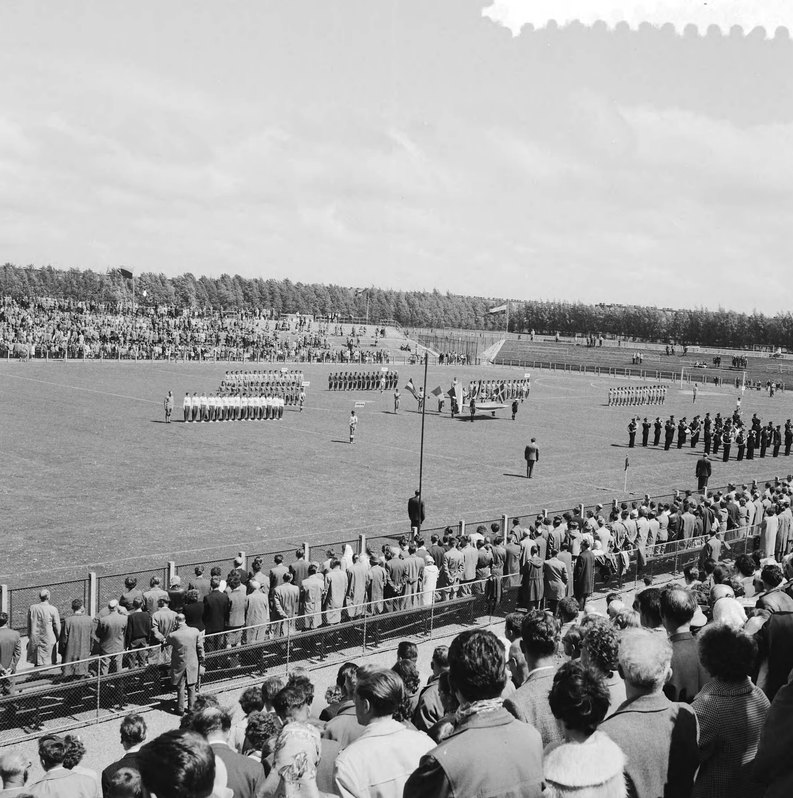 Fotocollectie Anefo — Wedstrijden om het wereldkampioenschap veldhandbal dames op het ADO-terrein te Den Haag. Openingsceremonie — Foto: Fotograaf Onbekend / Anefo. Licentie: Set B: Rechtenvrij / Publiek Domein. Bron: Nationaal Archief. http://hdl.handle.net/10648/a9b18cf6-d0b4-102d-bcf8-003048976d84