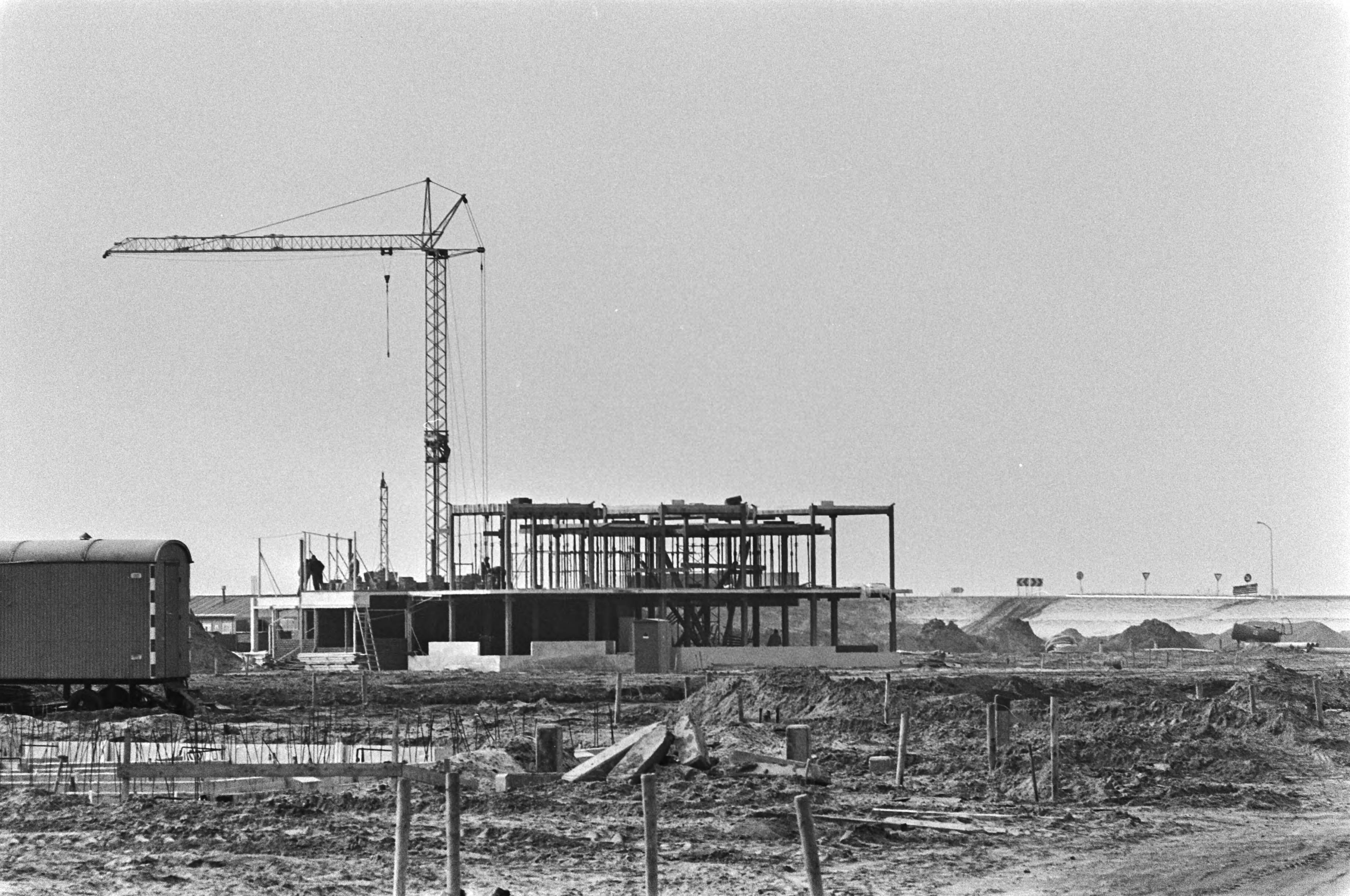 Fotocollectie Anefo — Bouw Almere in Flevopolder begonnen; huizenbouw in Almere — Foto: Mieremet, Rob / Anefo. Licentie: Set B: Rechtenvrij / Publiek Domein. Bron: Nationaal Archief. http://hdl.handle.net/10648/ac7f20f6-d0b4-102d-bcf8-003048976d84