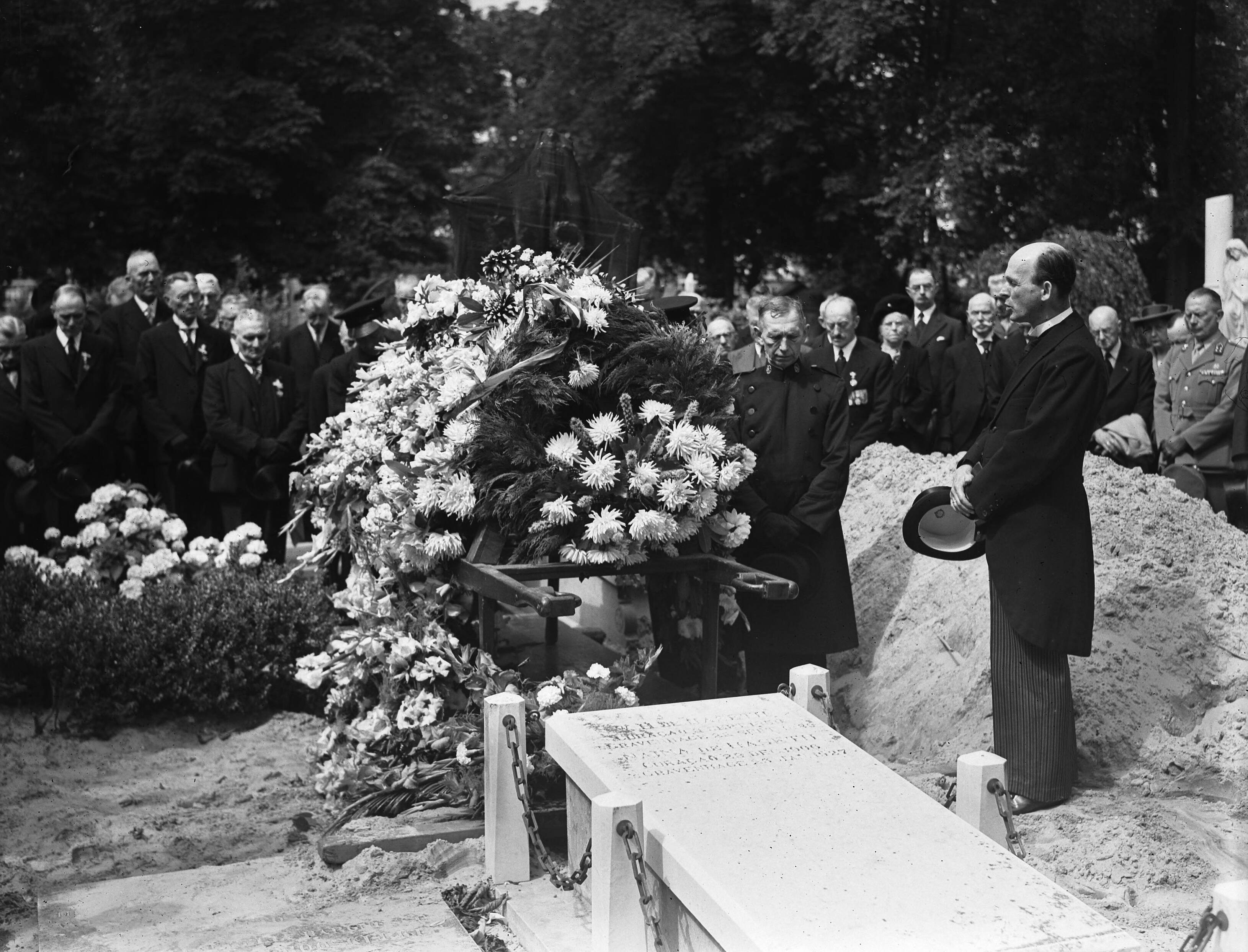 Fotocollectie Anefo — Teraardebestelling generaal b.d. Th. F.J. Muller Massis op begraafplaat Oud Eik en Duinen te Den Haag — Foto: Oorschot, […] van / Anefo. Licentie: Set B: Rechtenvrij / Publiek Domein. Bron: Nationaal Archief. http://hdl.handle.net/10648/a8b9e316-d0b4-102d-bcf8-003048976d84