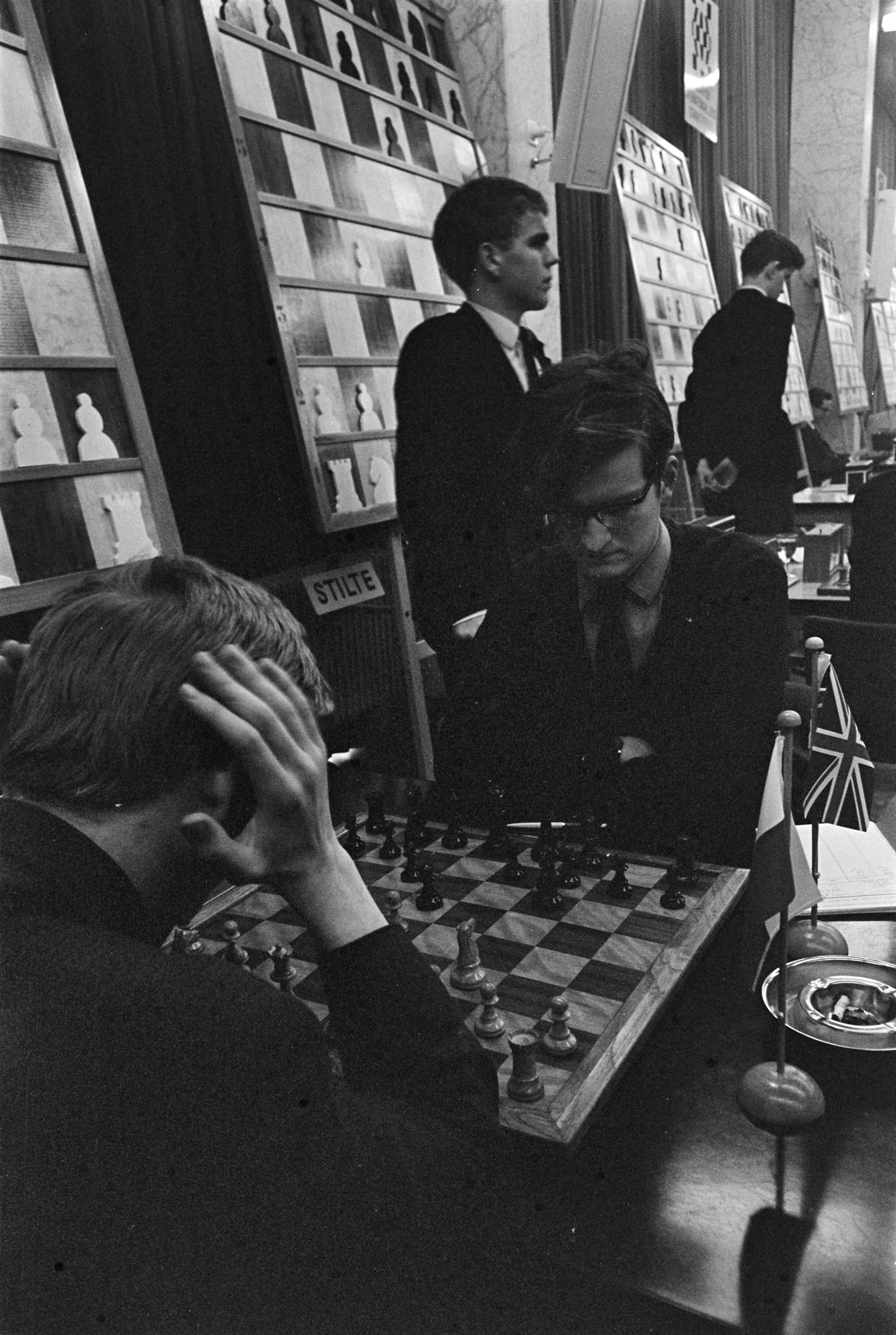 Fotocollectie Anefo — Internationaal Jeugdschaaktoernooi te Groningen, nummer 2 Timman tegen Svensson, nummer 27 Whiteley, nummer 28 Steinberg — Foto: Nijs, Jac. de / Anefo. Licentie: Set B: Rechtenvrij / Publiek Domein. Bron: Nationaal Archief. http://hdl.handle.net/10648/ab09b3da-d0b4-102d-bcf8-003048976d84
