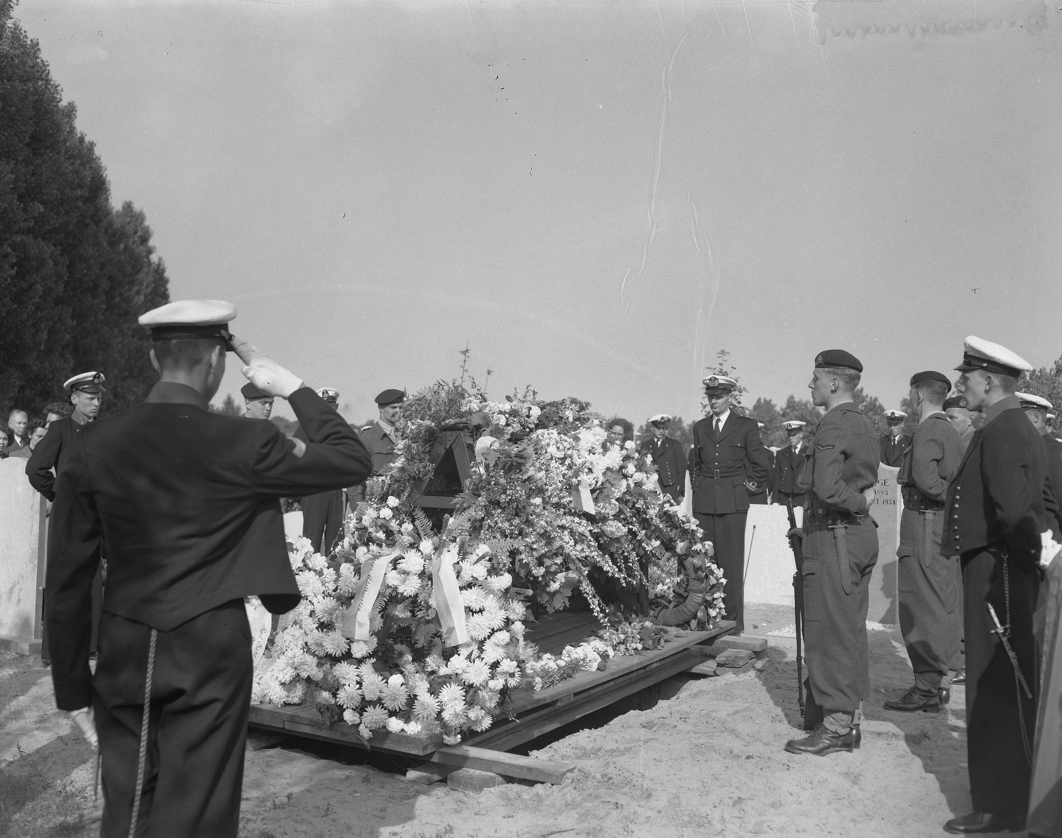 Fotocollectie Anefo — Marinebegrafenis van adelborst Hendriks te Den Haag — Foto: Meijer, T.A. / Anefo. Licentie: Set B: Rechtenvrij / Publiek Domein. Bron: Nationaal Archief. http://hdl.handle.net/10648/a9264394-d0b4-102d-bcf8-003048976d84