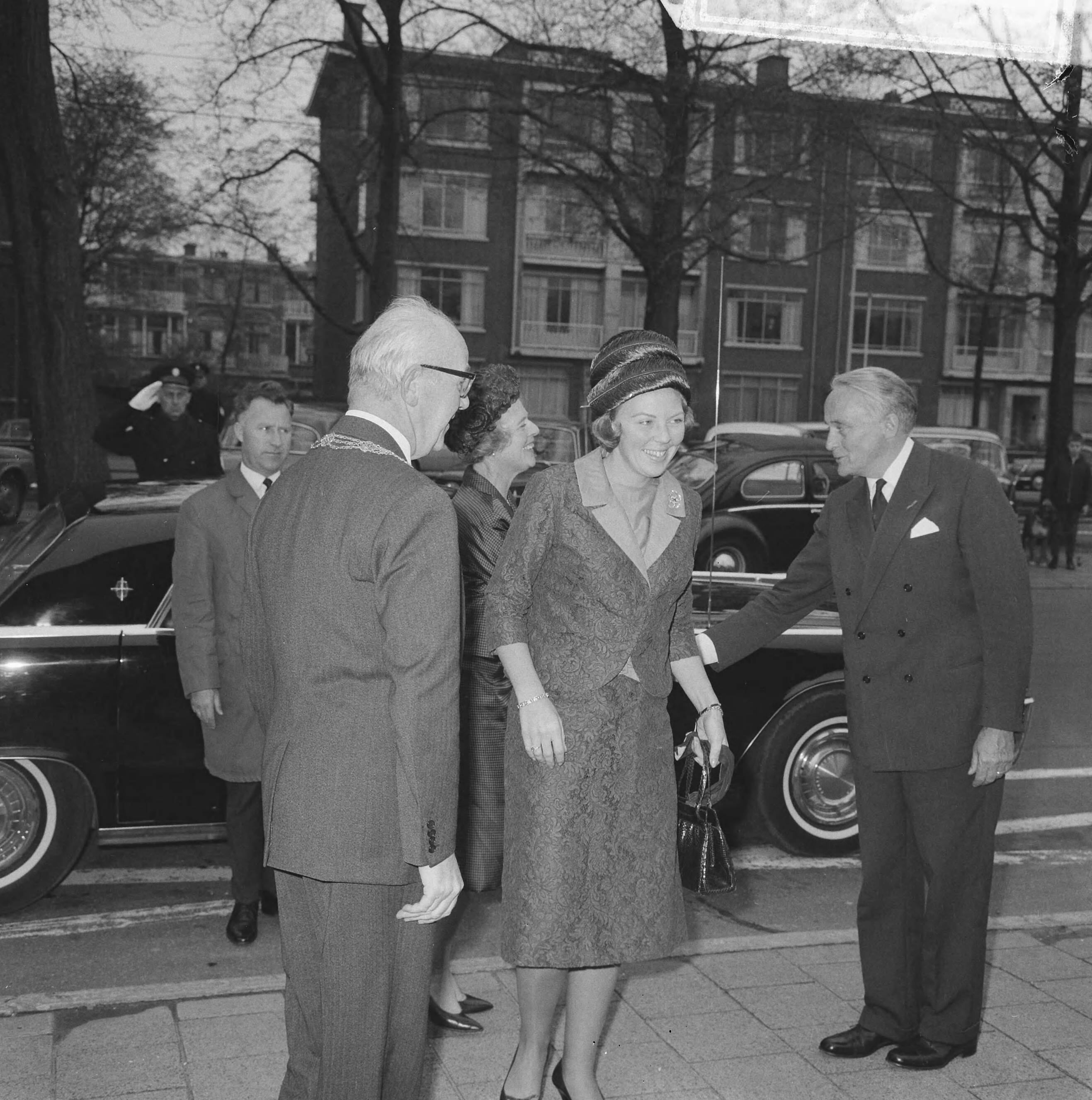 Fotocollectie Anefo — Prinses Beatrix woonde de opening bij van de tentoonstelling "Taal en Teken" in het Gemeentemuseum Den Haag. Prinses Beatrix bij aankomst waar zij werd verwelkomd door burgemeester Kolfschoten en de Commissaris der Koningin in Zuid-Holland, mr. J. Klaasesz — Foto: Nijs, Jac. de / Anefo. Licentie: Set B: Rechtenvrij / Publiek Domein. Bron: Nationaal Archief. http://hdl.handle.net/10648/aaa5c17c-d0b4-102d-bcf8-003048976d84