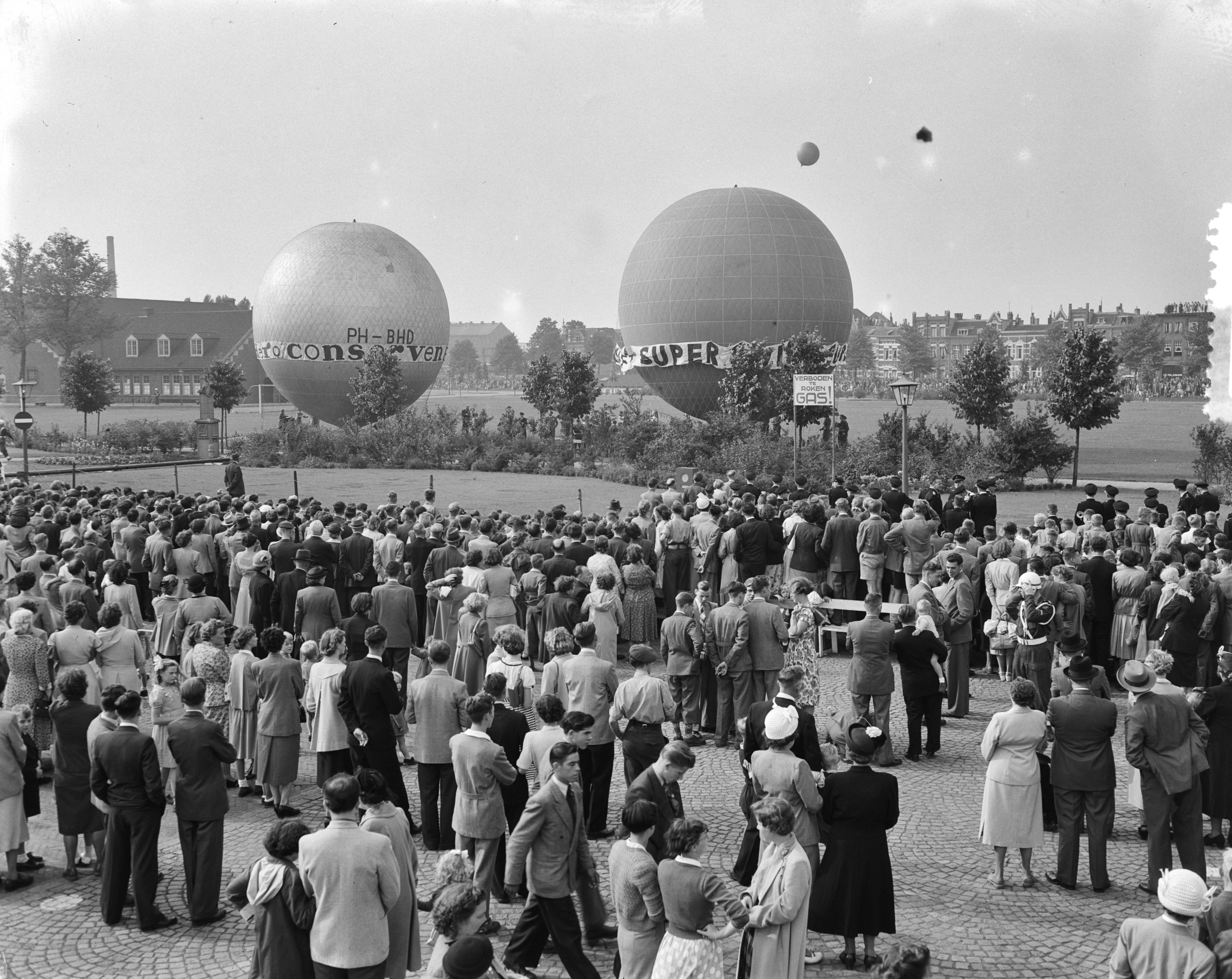 Fotocollectie Anefo — Eindfeest 700 jaar Breda . Opstijgen van luchtballonnen — Foto: Consenheim, Wim / Anefo. Licentie: Set B: Rechtenvrij / Publiek Domein. Bron: Nationaal Archief. http://hdl.handle.net/10648/a8fedf02-d0b4-102d-bcf8-003048976d84
