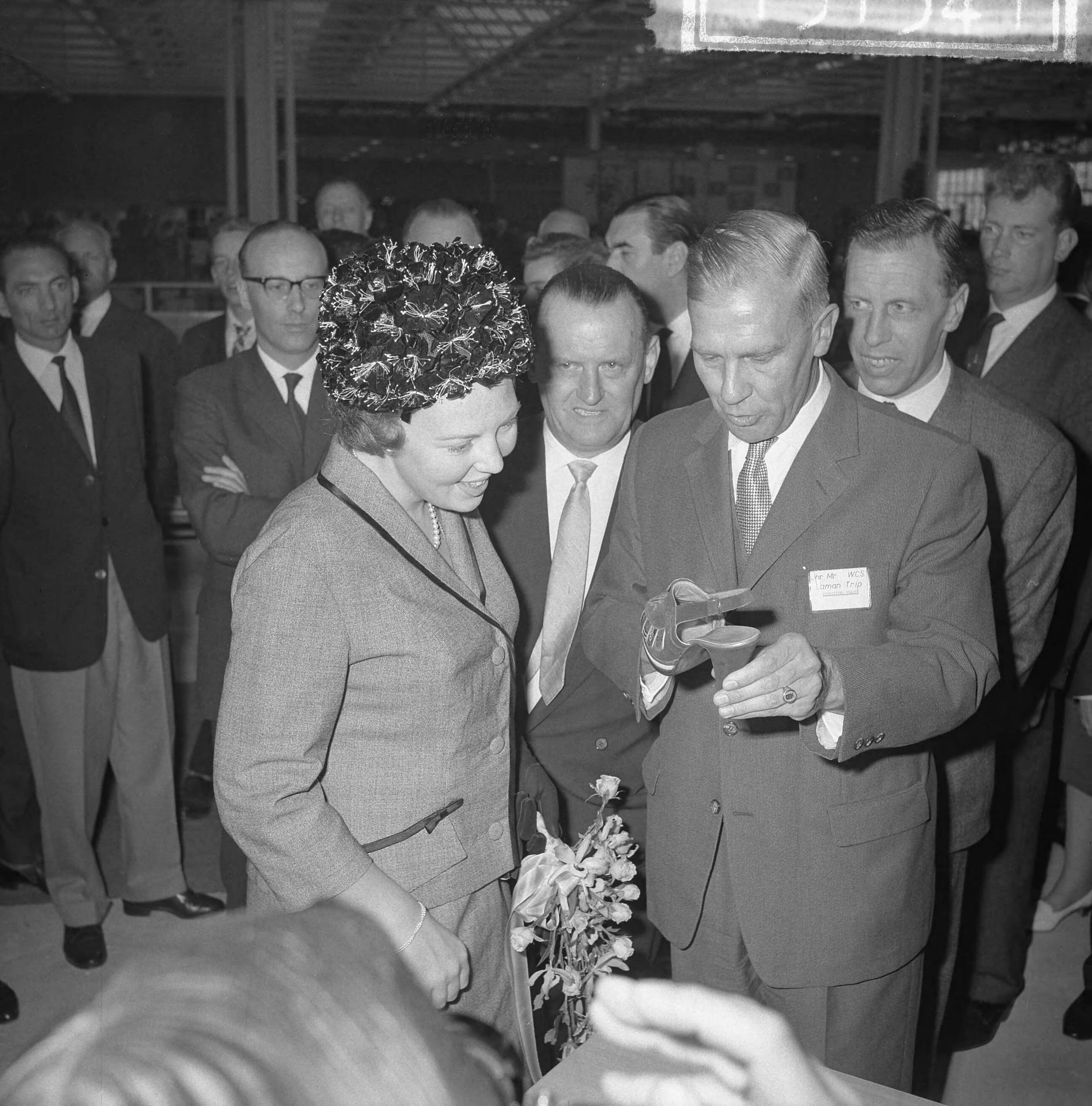 Fotocollectie Anefo — Prinses Beatrix bezocht de Nationale Beroepsmanifestatie te Utrecht — Foto: Nijs, Jac. de / Anefo. Licentie: Set B: Rechtenvrij / Publiek Domein. Bron: Nationaal Archief. http://hdl.handle.net/10648/aa35c228-d0b4-102d-bcf8-003048976d84