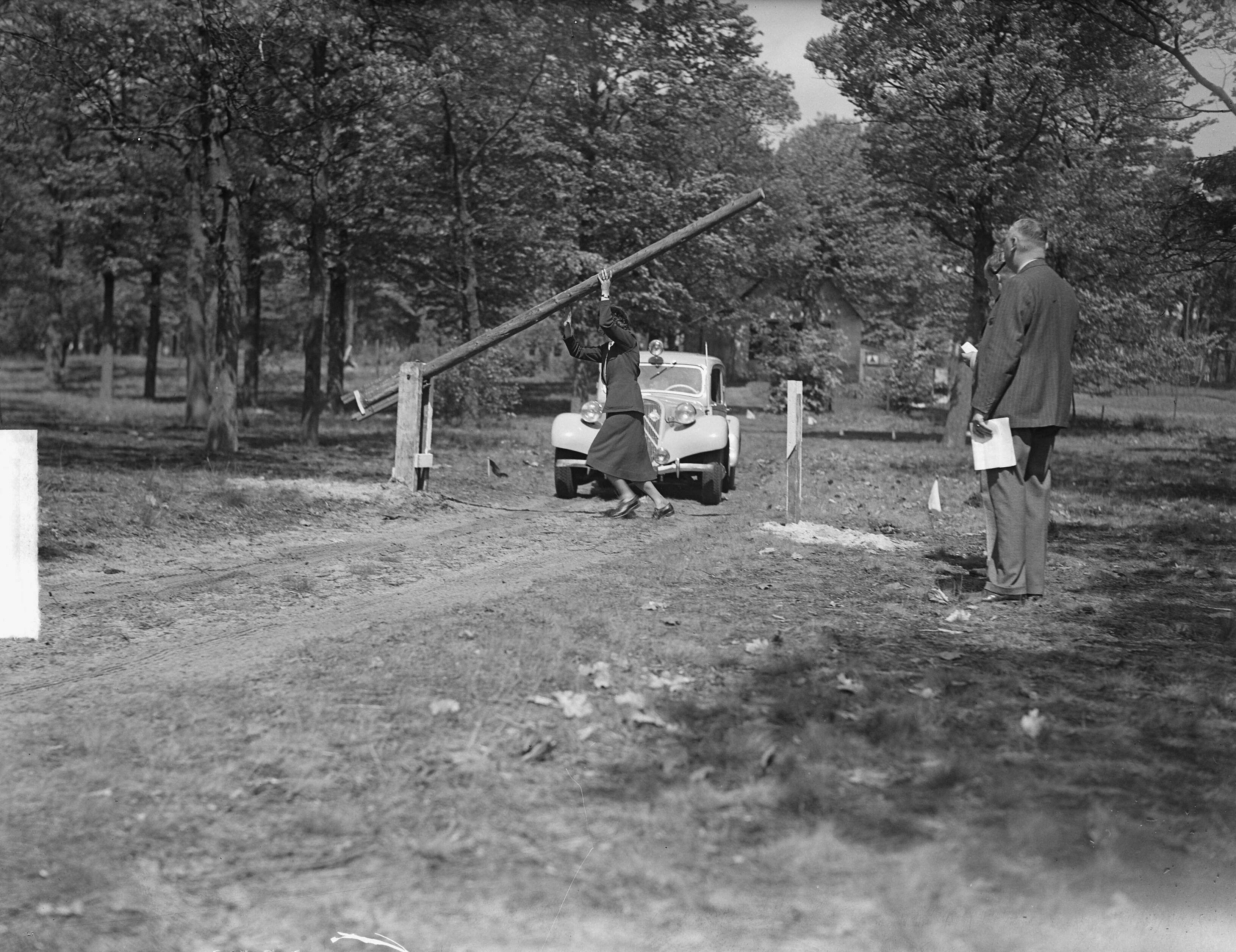 KNAC damesrit met belangrijke personen te Zeist — KNAC dames rit met belangrijke personen te Zeist. Openen van een slagboom — Foto: Nijs, Jac. de / Anefo. Licentie: Set B: Rechtenvrij / Publiek Domein. Bron: Nationaal Archief. http://hdl.handle.net/10648/a8d8c81c-d0b4-102d-bcf8-003048976d84