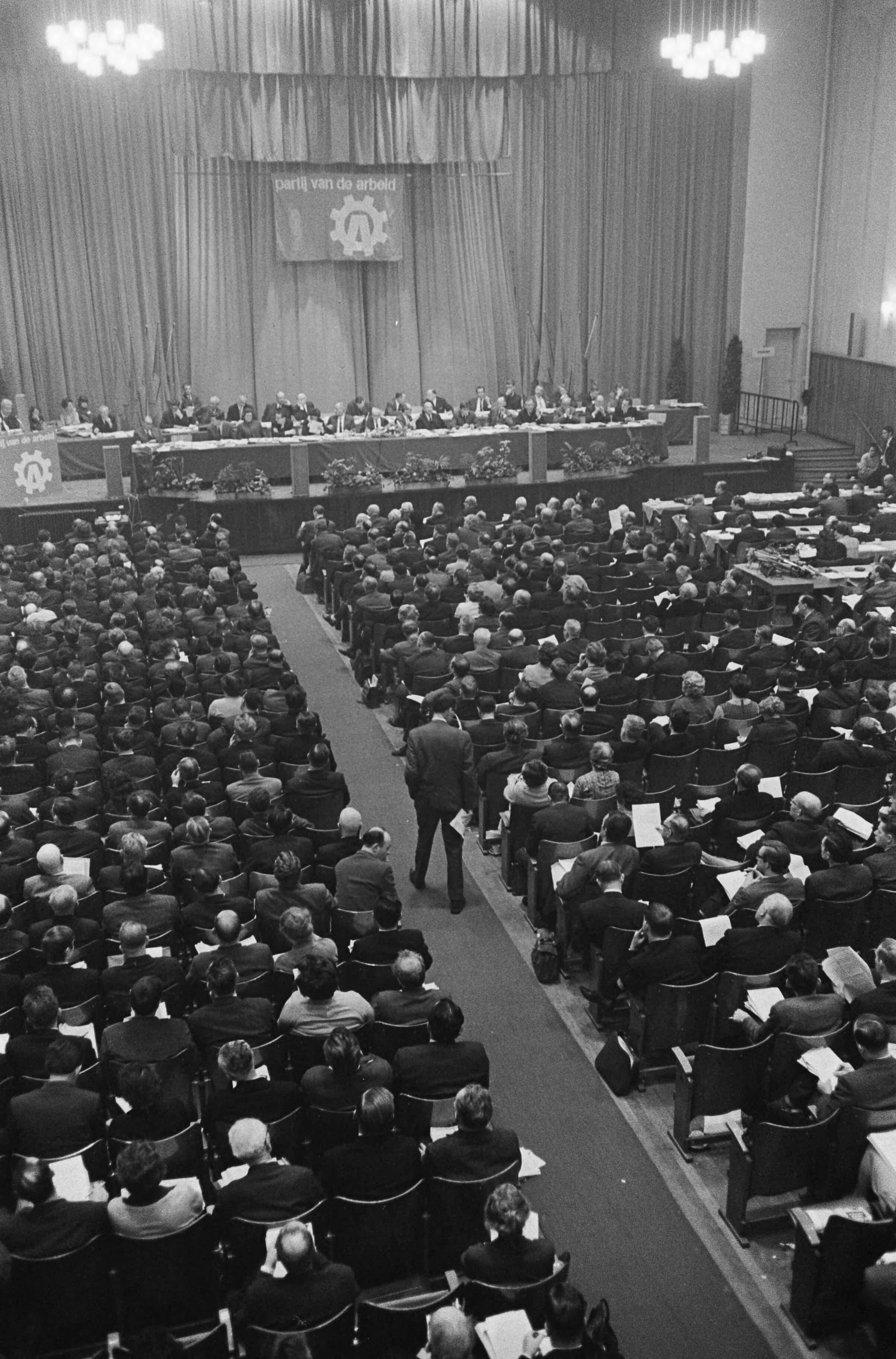 Fotocollectie Anefo — Verkiezingscongres PvdA in Concertgebouw te Haarlem, overzichten — Foto: Koch, Eric / Anefo. Licentie: Set B: Rechtenvrij / Publiek Domein. Bron: Nationaal Archief. http://hdl.handle.net/10648/ab0b12ac-d0b4-102d-bcf8-003048976d84