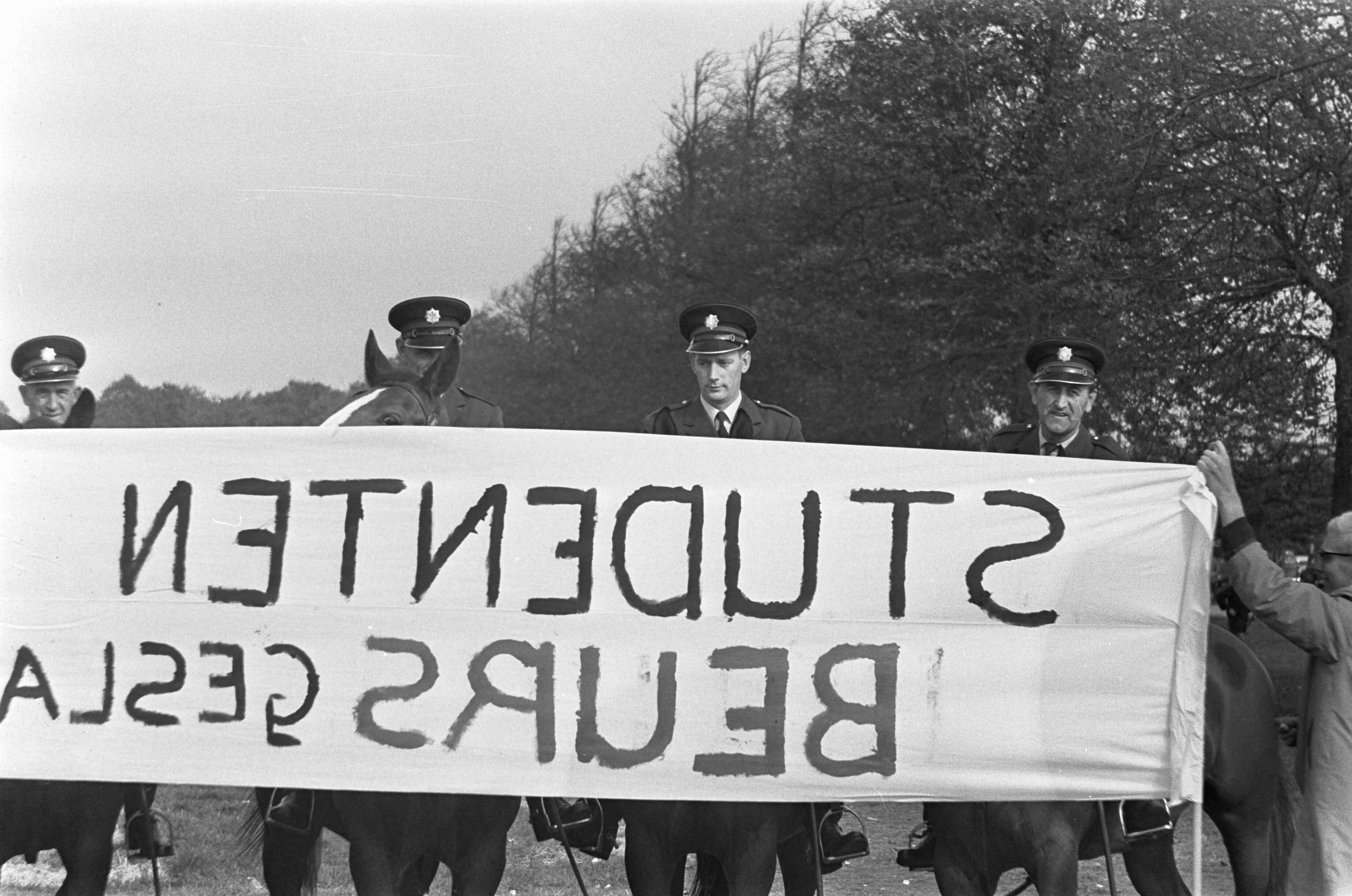 Studentendemonstratie inzake studietoelage, optocht van Amsterdam naar Den Haag — Betogende studenten lopen met spandoeken met het opschrift: "Studenten Beurs Geslagen" — Foto: Fotograaf Onbekend / Anefo. Licentie: Set B: Rechtenvrij / Publiek Domein. Bron: Nationaal Archief. http://hdl.handle.net/10648/aafe63ae-d0b4-102d-bcf8-003048976d84