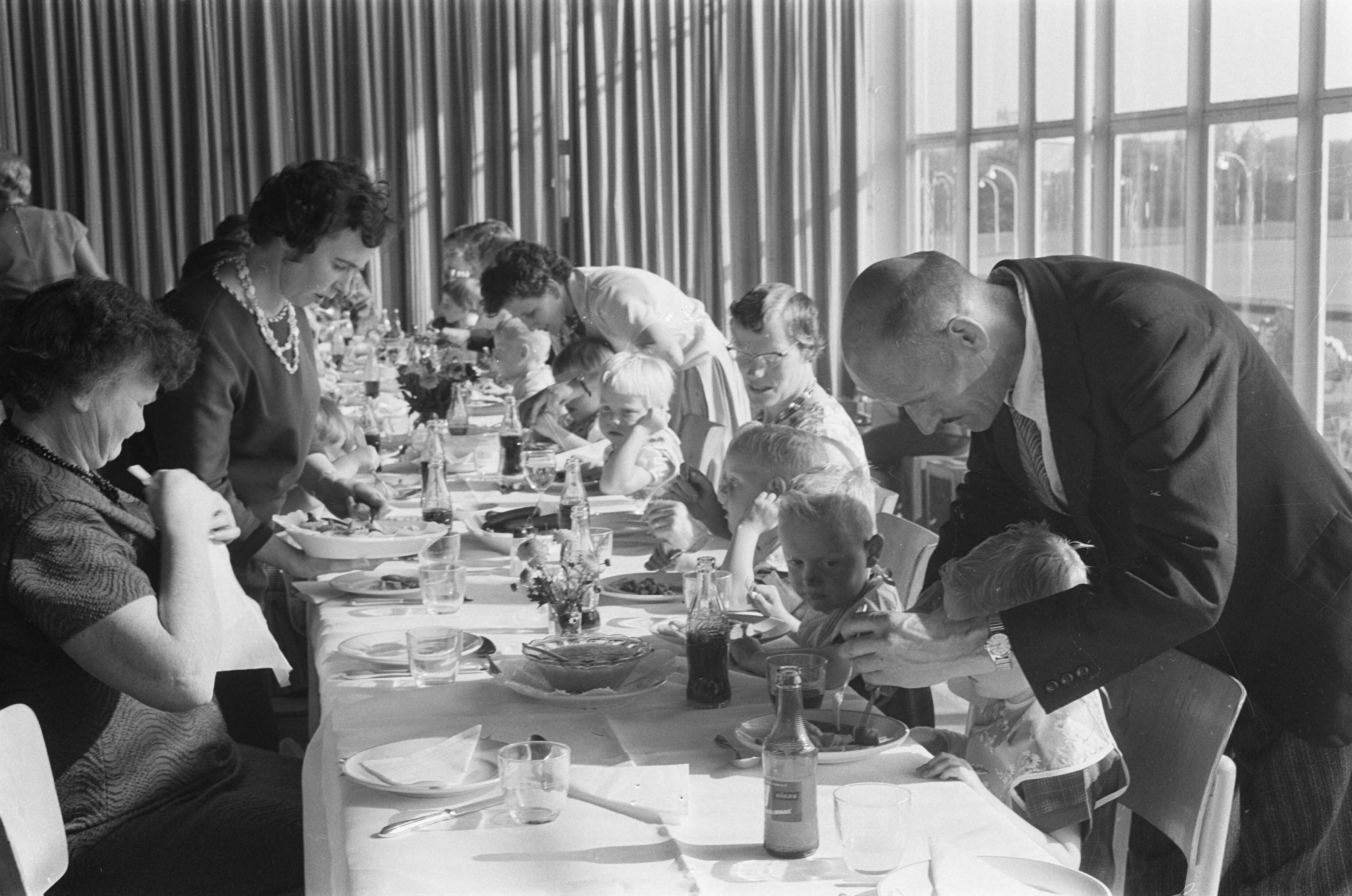 Fotocollectie Anefo — In de Expohal te Hilversum werd een babyvakbeurs gehouden — Foto: Pot, Harry / Anefo. Licentie: Set B: Rechtenvrij / Publiek Domein. Bron: Nationaal Archief. http://hdl.handle.net/10648/aa1a74c8-d0b4-102d-bcf8-003048976d84