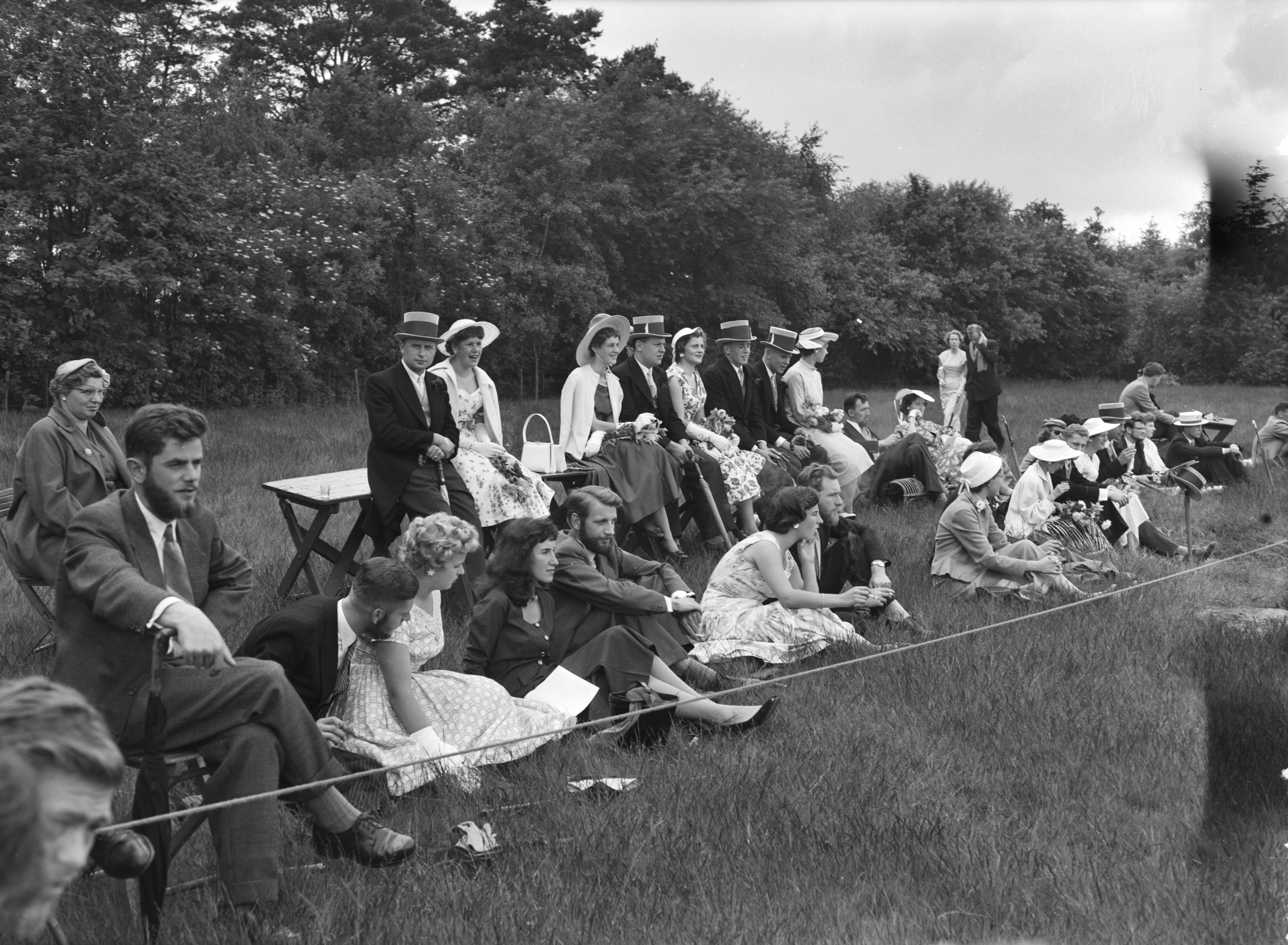 Lustrum USC Utrecht (1956) — Lustrum USC. Groepen op Lage Vuursche — Foto: Rossem, Wim van / Anefo. Licentie: Set B: Rechtenvrij / Publiek Domein. Bron: Nationaal Archief. http://hdl.handle.net/10648/a94b2524-d0b4-102d-bcf8-003048976d84