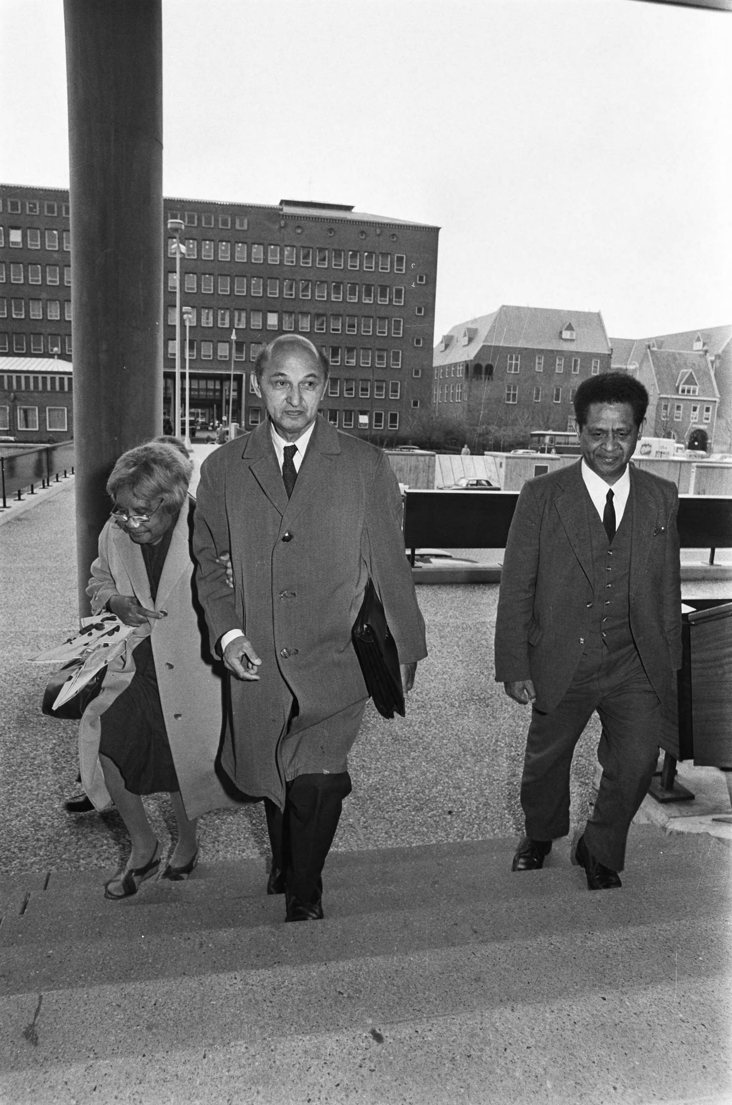 Fotocollectie Anefo — Kort geding van Manusama tegen gemeente Den Haag i.v.m. demonstratieverbod; heer Manusama en echtgenoot bij Paleis van Justitie in Den Haag — Foto: Mieremet, Rob / Anefo. Licentie: Set B: Rechtenvrij / Publiek Domein. Bron: Nationaal Archief. http://hdl.handle.net/10648/ac6652b0-d0b4-102d-bcf8-003048976d84