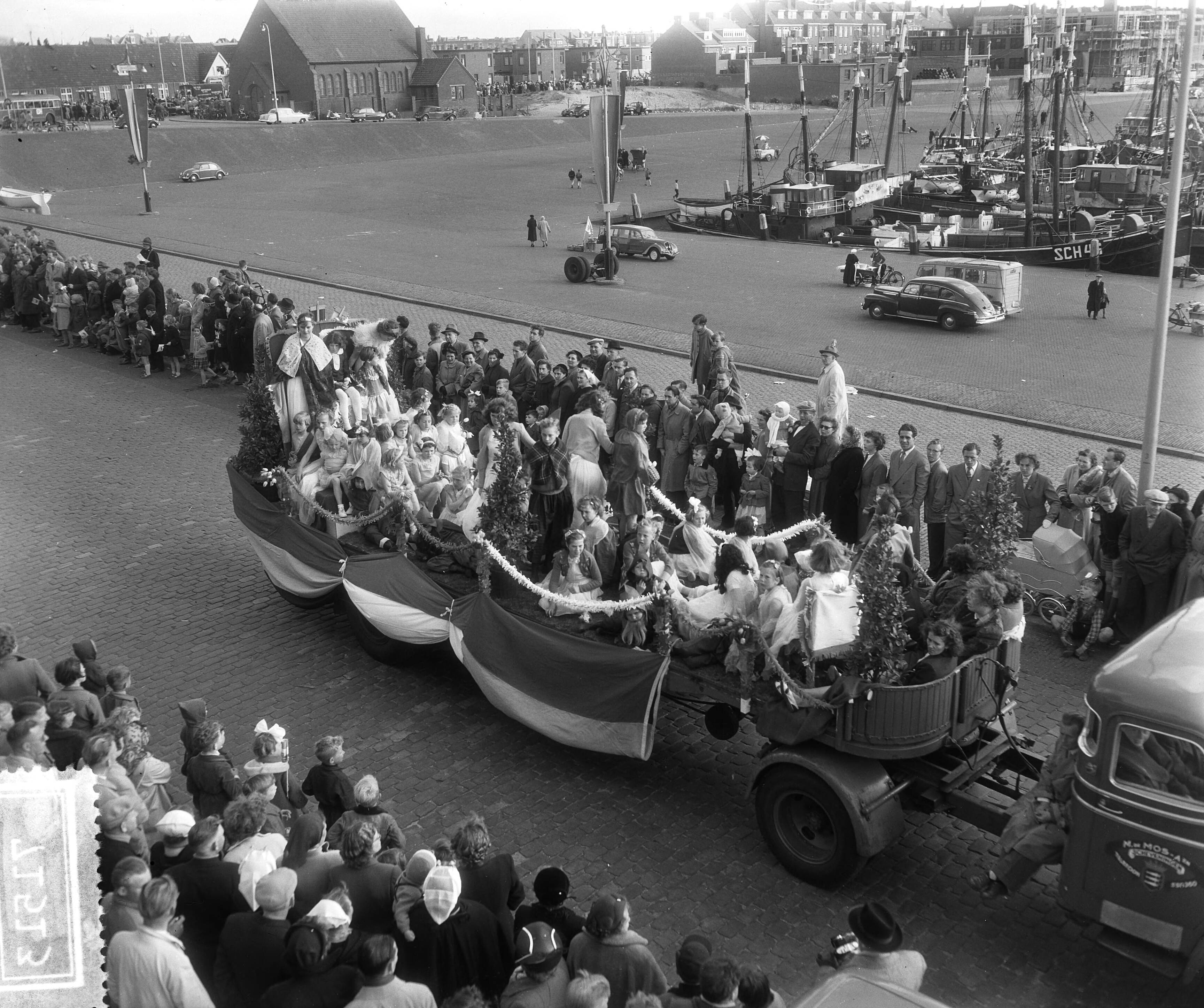 Fotocollectie Anefo — Vlaggetjesdag Scheveningen, vlootrevue en optocht — Foto: Rossem, Wim van / Anefo. Licentie: Set B: Rechtenvrij / Publiek Domein. Bron: Nationaal Archief. http://hdl.handle.net/10648/a935ba22-d0b4-102d-bcf8-003048976d84