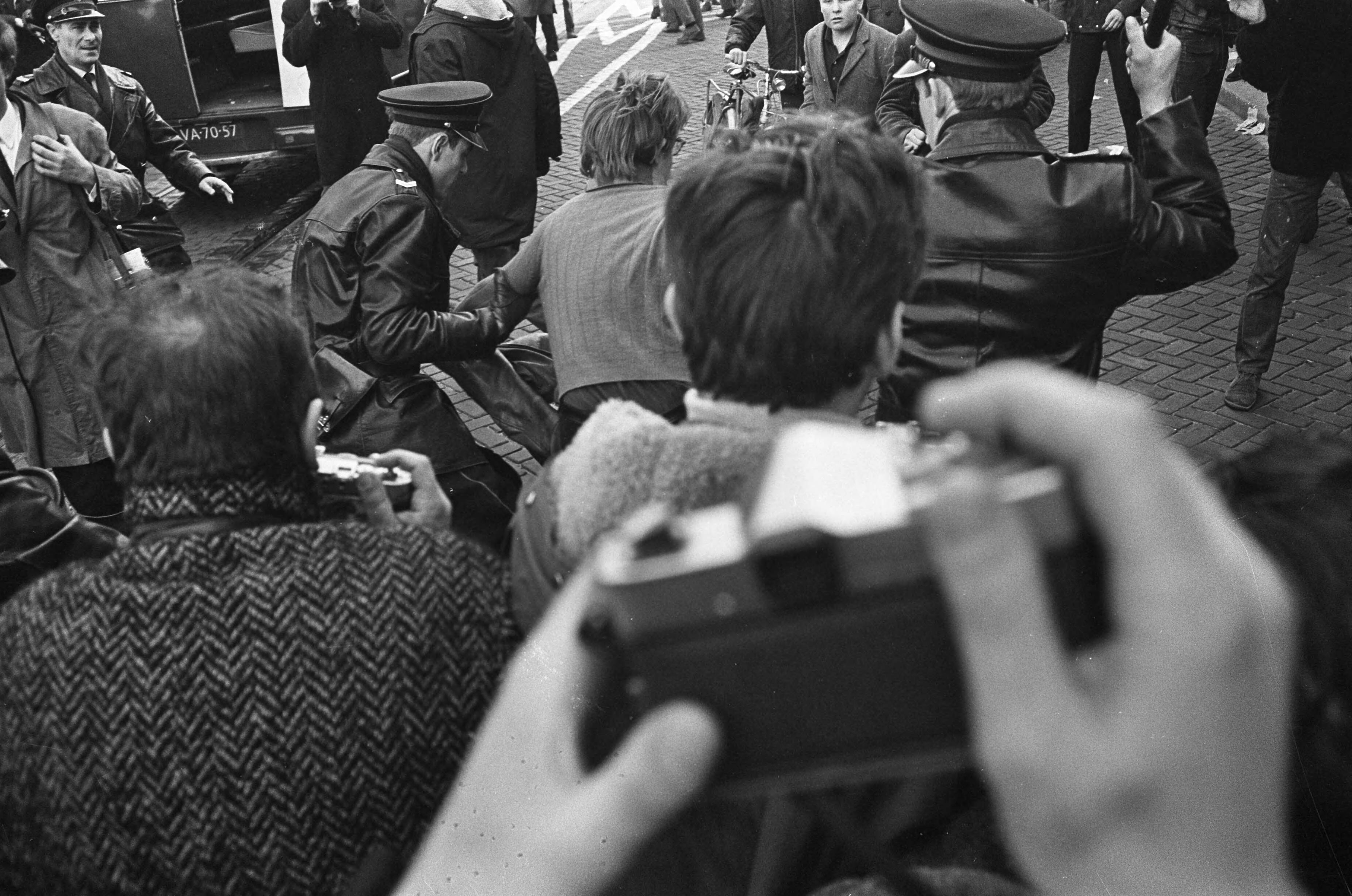 Fotocollectie Anefo — Pro Amerika demonstratie in Den Haag — Foto: Koch, Eric / Anefo. Licentie: Set B: Rechtenvrij / Publiek Domein. Bron: Nationaal Archief. http://hdl.handle.net/10648/ab39bcc4-d0b4-102d-bcf8-003048976d84
