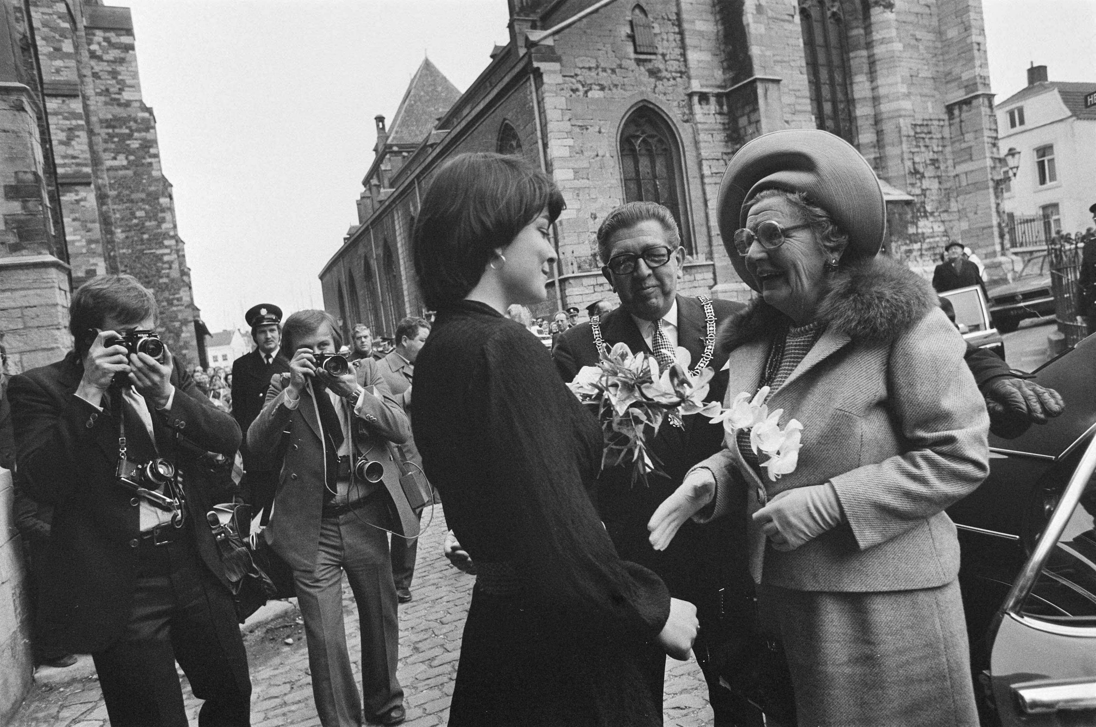 Fotocollectie Anefo — Hare Majesteit opent Rijksuniversiteit in Maastricht; koningin Juliana krijgt bloemen aangeboden — Foto: Mieremet, Rob / Anefo. Licentie: Set B: Rechtenvrij / Publiek Domein. Bron: Nationaal Archief. http://hdl.handle.net/10648/ac7a928e-d0b4-102d-bcf8-003048976d84