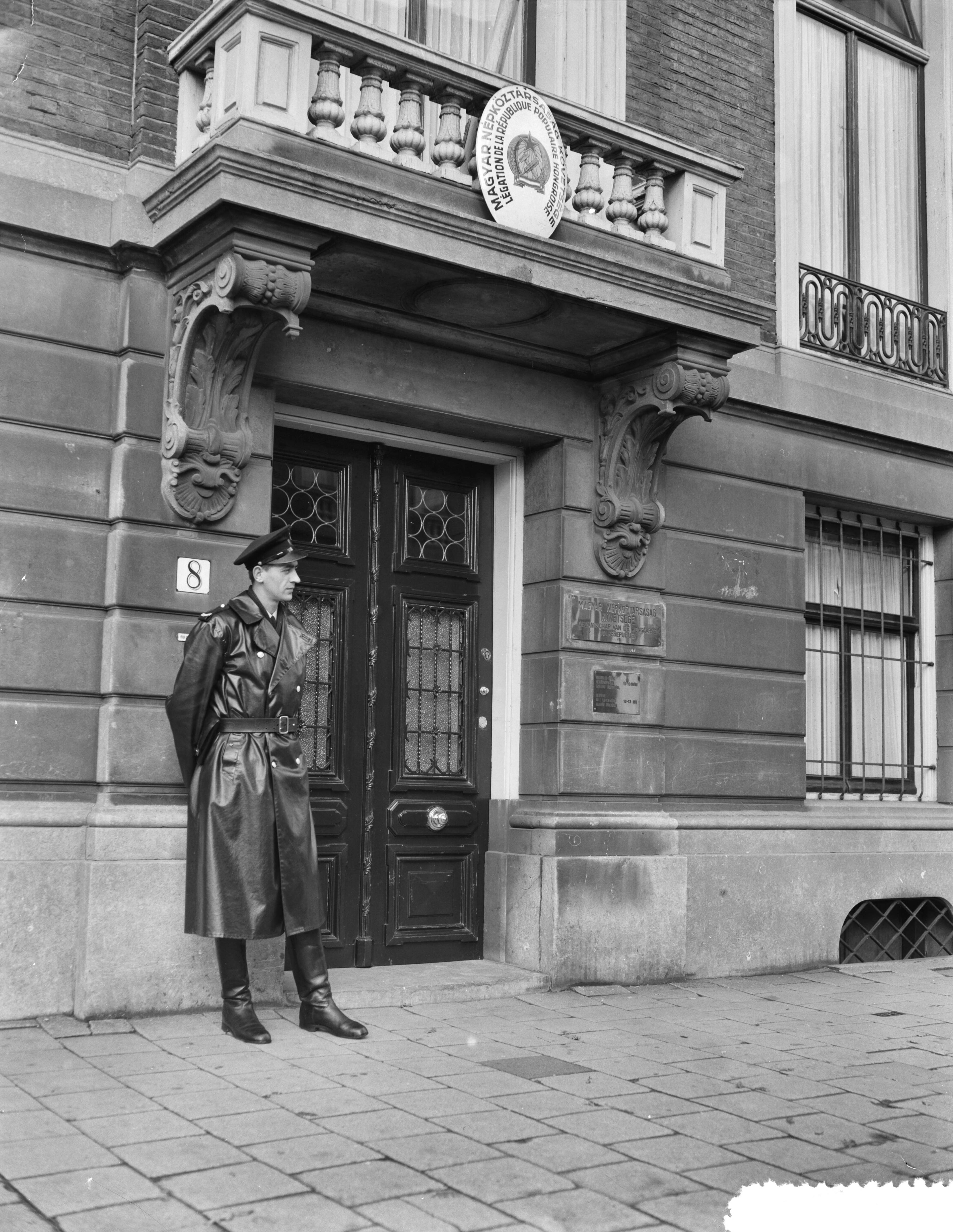 Fotocollectie Anefo — Politieagent bewaakt Hongaarse Legatie te Den Haag — Foto: Rossem, Wim van / Anefo. Licentie: Set B: Rechtenvrij / Publiek Domein. Bron: Nationaal Archief. http://hdl.handle.net/10648/a951d0ae-d0b4-102d-bcf8-003048976d84
