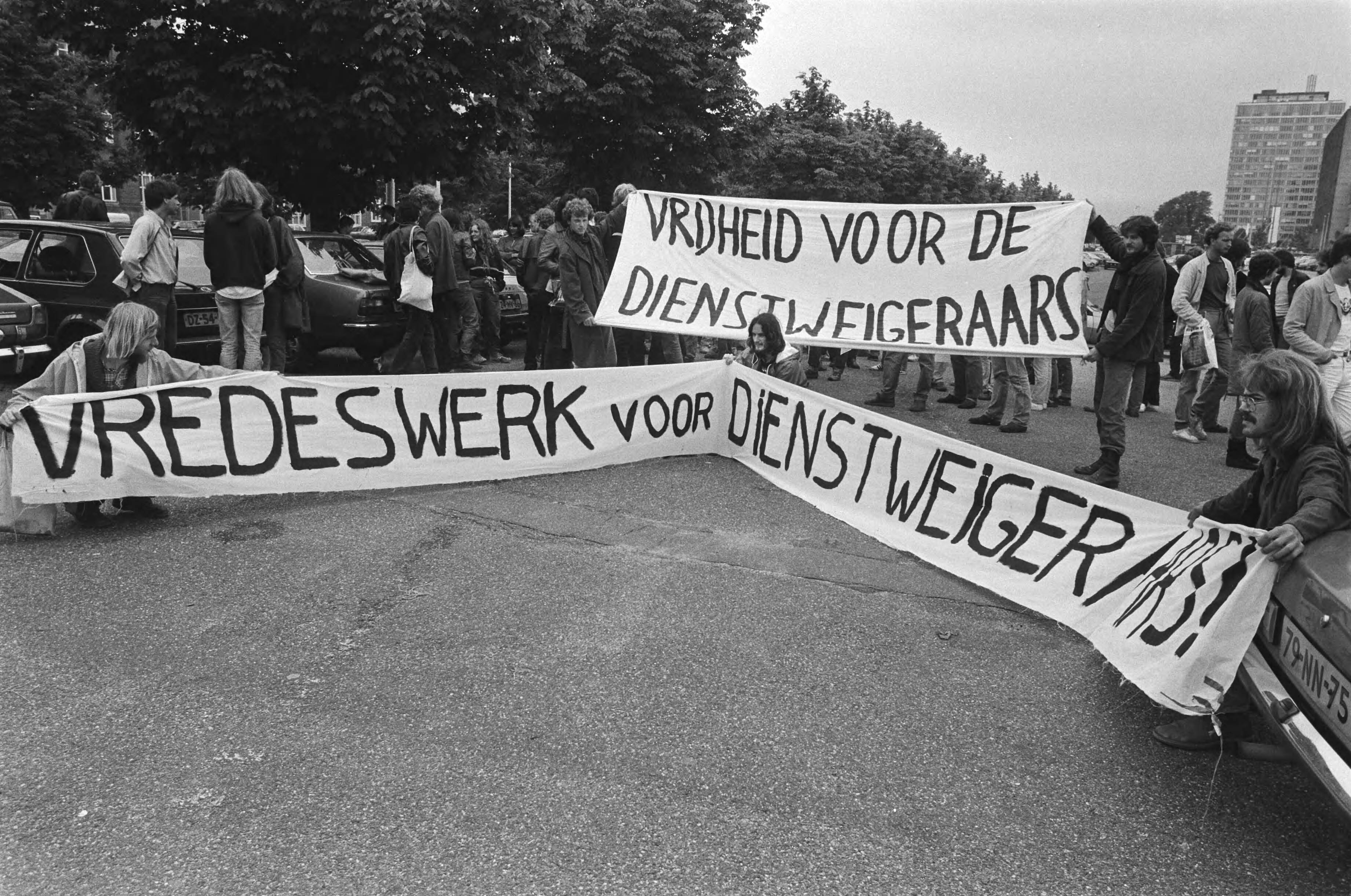 Fotocollectie Anefo — Den Haag , demonstratie voor vrijlating dienst weigeraar Peter Veltman — Foto: Bogaerts, Rob / Anefo. Licentie: Set B: Rechtenvrij / Publiek Domein. Bron: Nationaal Archief. http://hdl.handle.net/10648/ad1a39f6-d0b4-102d-bcf8-003048976d84