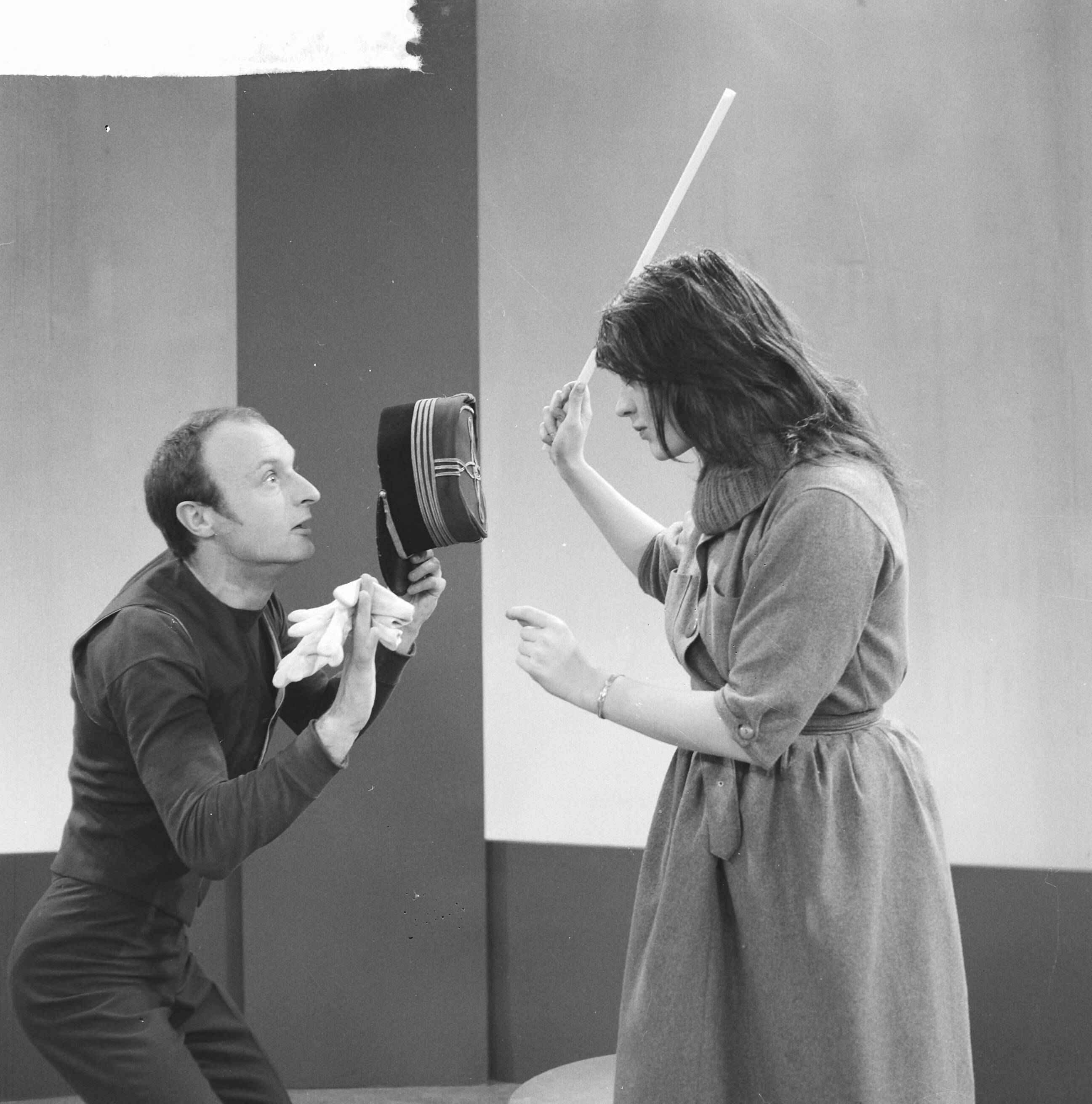 Fotocollectie Anefo — Televisiecabaretprogramma "Croissantje Half-om" (VARA). Will Spoor en Wilhelmine — Foto: Lindeboom, Henk / Anefo. Licentie: Set B: Rechtenvrij / Publiek Domein. Bron: Nationaal Archief. http://hdl.handle.net/10648/a9c3d78a-d0b4-102d-bcf8-003048976d84