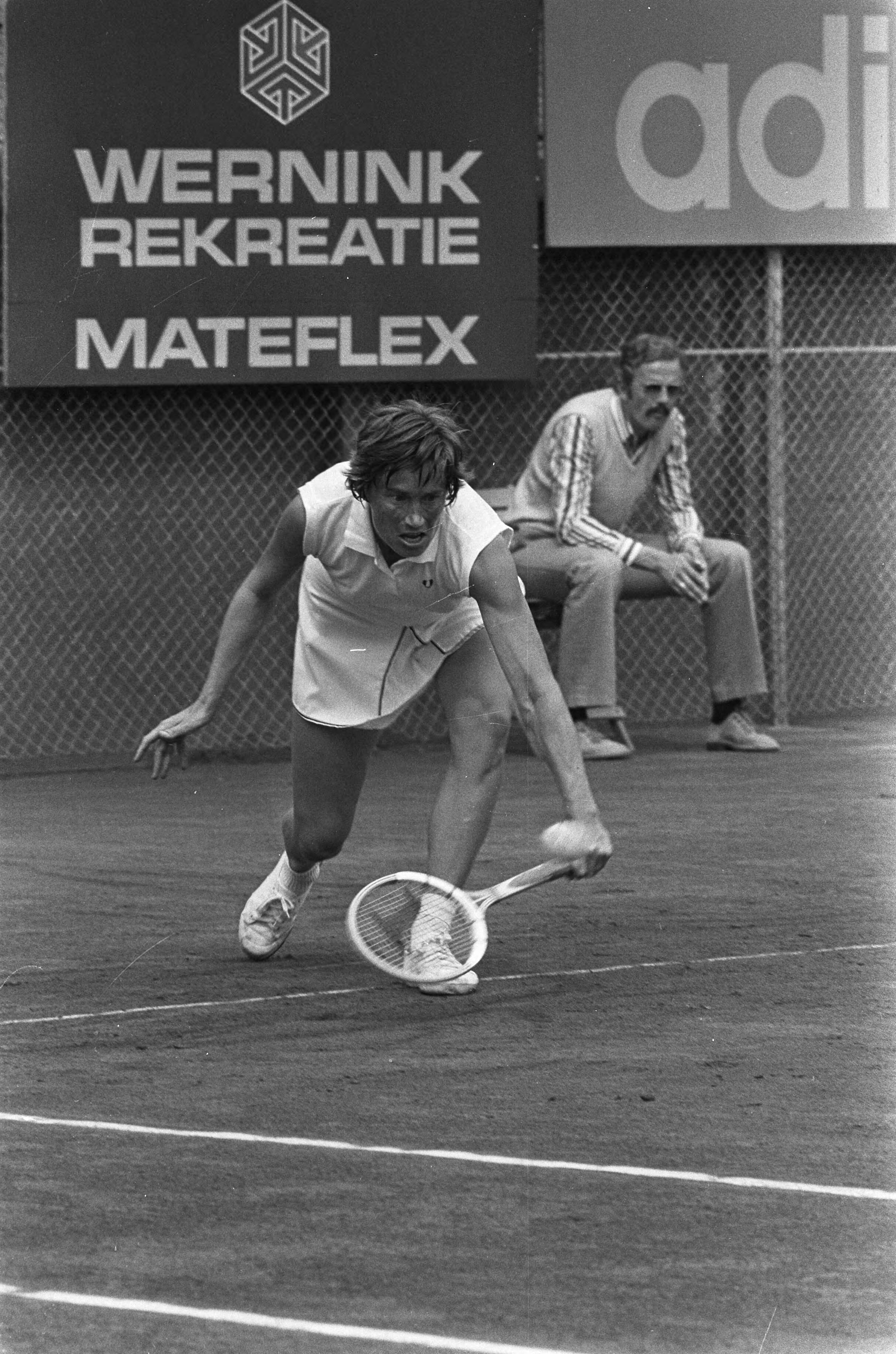 Fotocollectie Anefo — Nederlandse Kampioenschappen Tennis te Scheveningen, Trudy Walhof in aktie tegen Elly Appel — Foto: Verhoeff, Bert / Anefo. Licentie: Set B: Rechtenvrij / Publiek Domein. Bron: Nationaal Archief. http://hdl.handle.net/10648/ac344928-d0b4-102d-bcf8-003048976d84