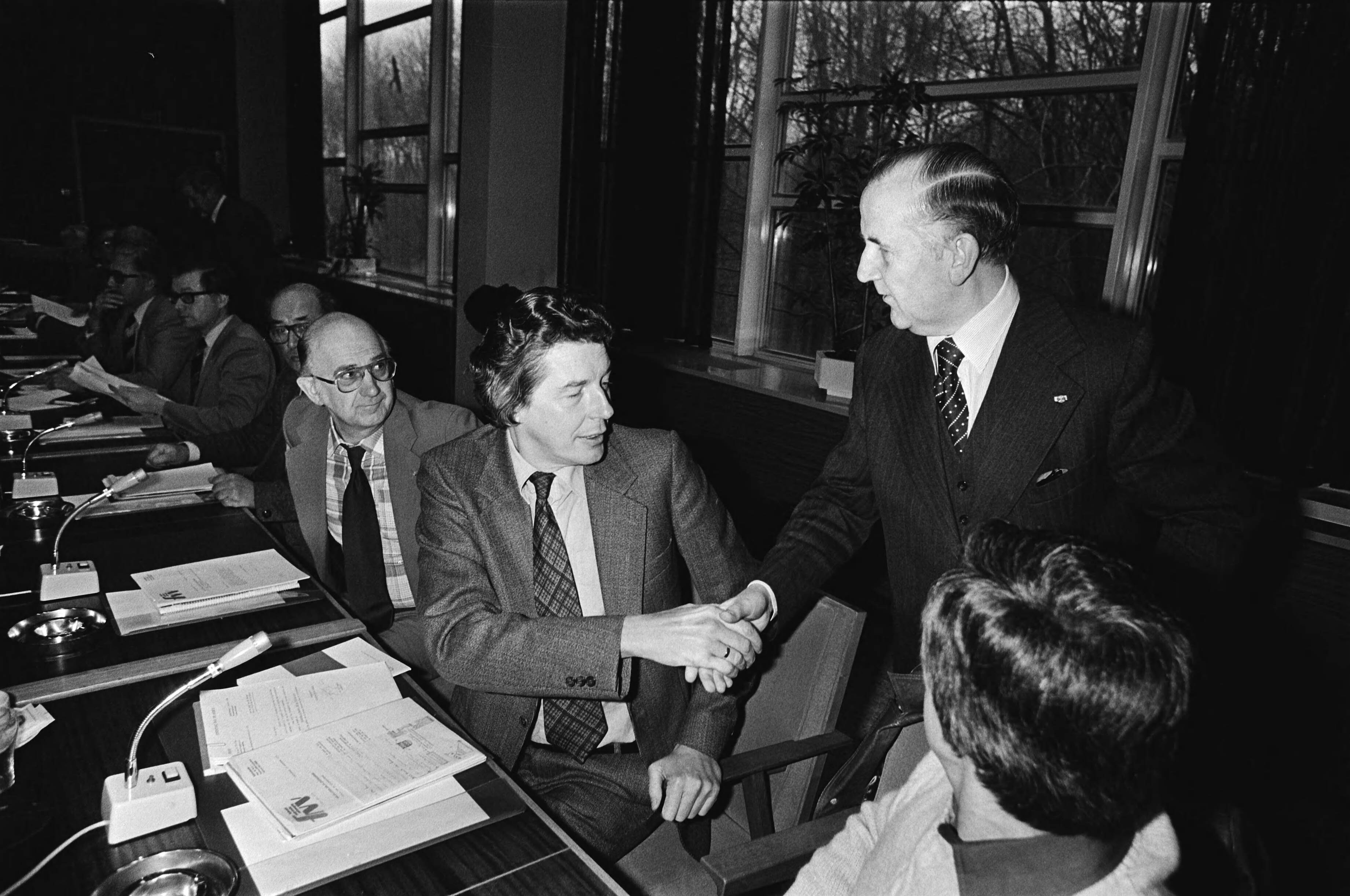 Fotocollectie Anefo — Loonoverleg met regering in SER Den Haag ; van Veen (rechts) begroet Wim Kok — Foto: Suyk, Koen / Anefo. Licentie: Set B: Rechtenvrij / Publiek Domein. Bron: Nationaal Archief. http://hdl.handle.net/10648/acd7eace-d0b4-102d-bcf8-003048976d84