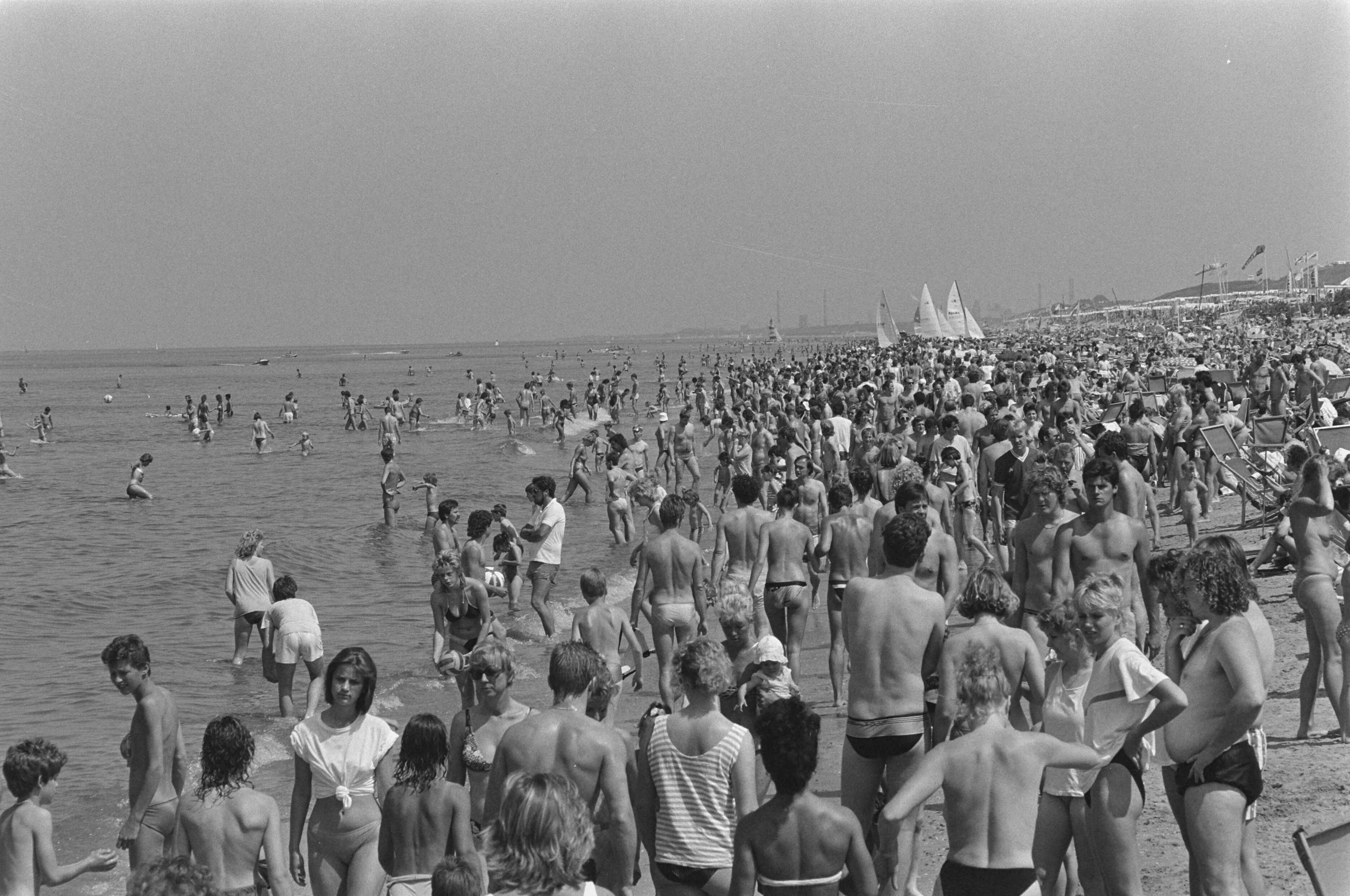 Fotocollectie Anefo — Overvol strand in Zandvoort door het warme weer — Foto: Bogaerts, Rob / Anefo. Licentie: Set B: Rechtenvrij / Publiek Domein. Bron: Nationaal Archief. http://hdl.handle.net/10648/ad622540-d0b4-102d-bcf8-003048976d84