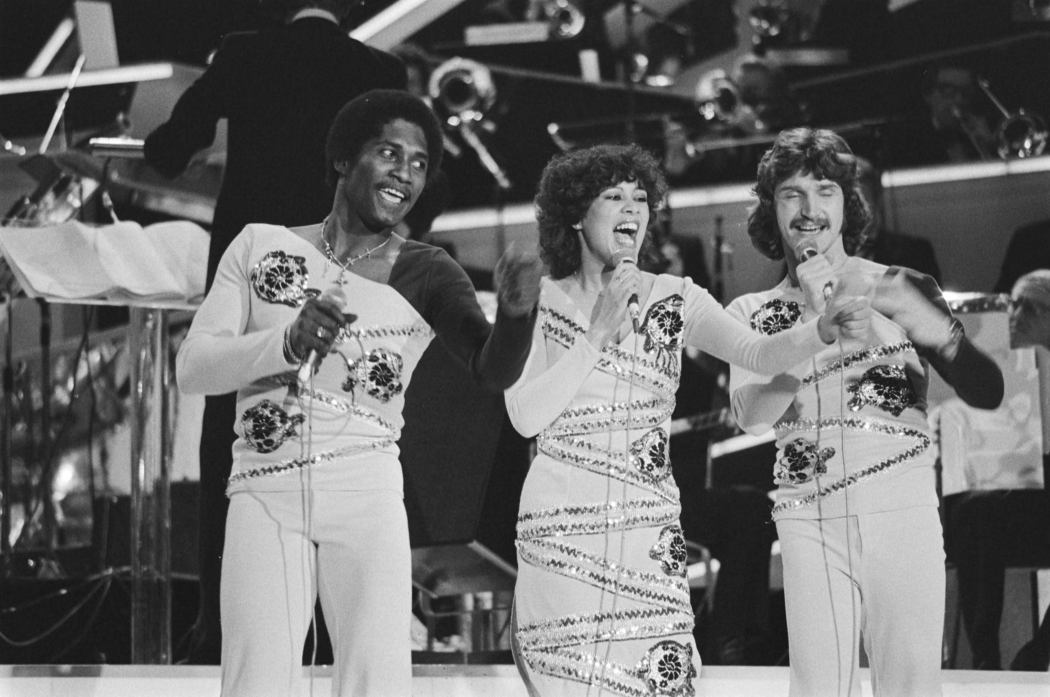 Fotocollectie Anefo — Nationaal Songfestival in Den Haag ; het winnende trio Harmony — Foto: Suyk, Koen / Anefo. Licentie: Set B: Rechtenvrij / Publiek Domein. Bron: Nationaal Archief. http://hdl.handle.net/10648/acace7f2-d0b4-102d-bcf8-003048976d84