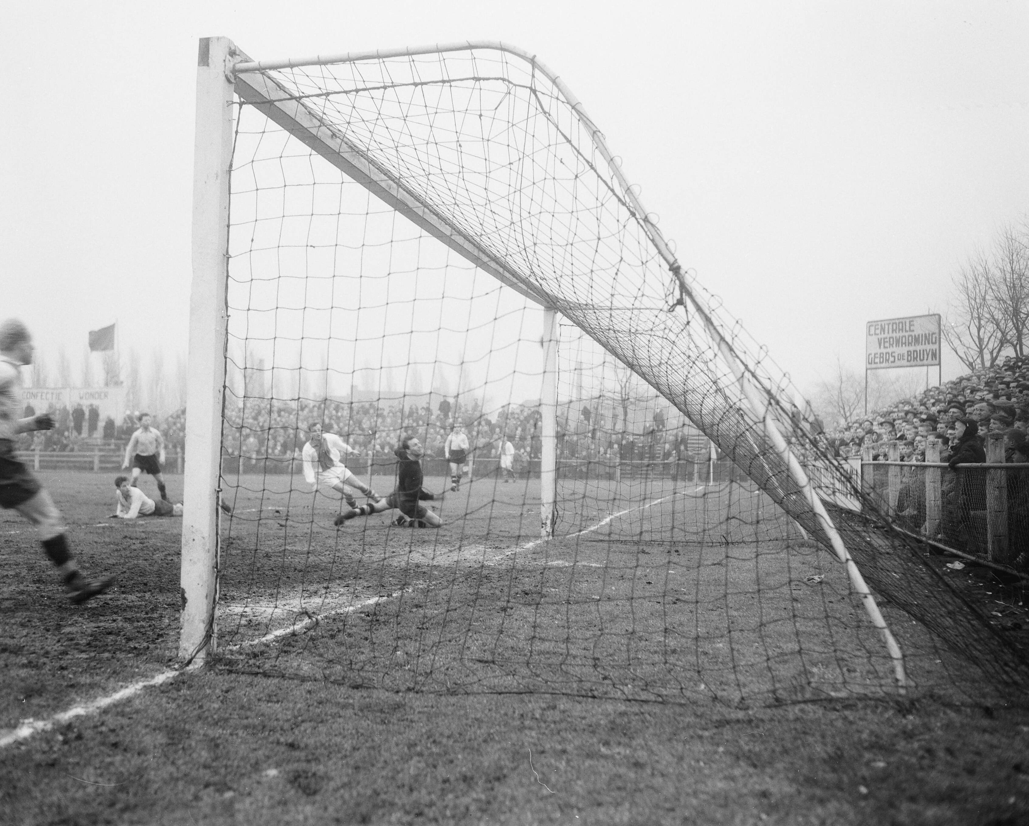 Fotocollectie Anefo — Voetbal. NAC tegen Ajax 1-1. Spelmoment — Foto: Pot, Harry / Anefo. Licentie: Set B: Rechtenvrij / Publiek Domein. Bron: Nationaal Archief. http://hdl.handle.net/10648/a955e45a-d0b4-102d-bcf8-003048976d84