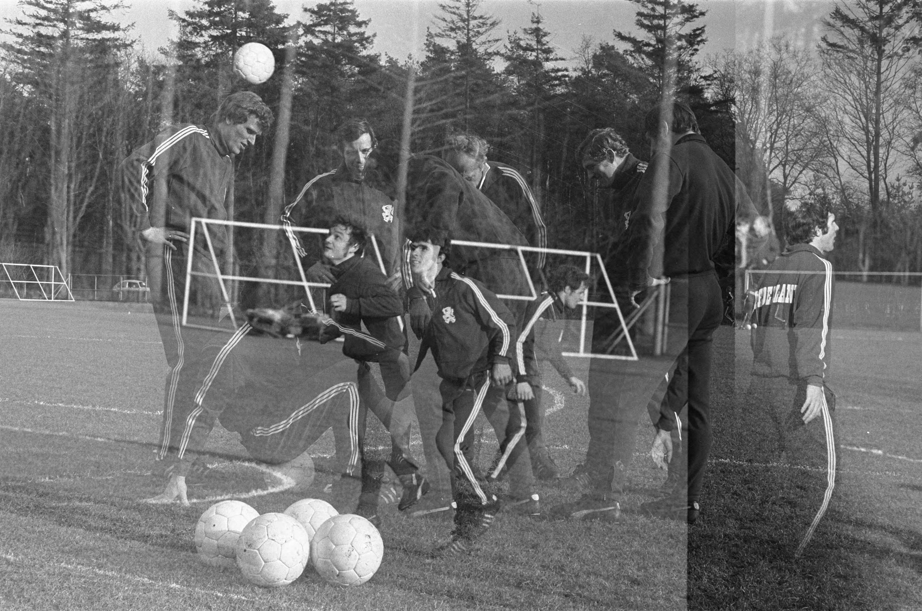 Fotocollectie Anefo — Nederlands elftal traint voor wedstrijd tegen Luxemburg, in Zeist — Foto: Verhoeff, Bert / Anefo. Licentie: Set B: Rechtenvrij / Publiek Domein. Bron: Nationaal Archief. http://hdl.handle.net/10648/abb4a61e-d0b4-102d-bcf8-003048976d84