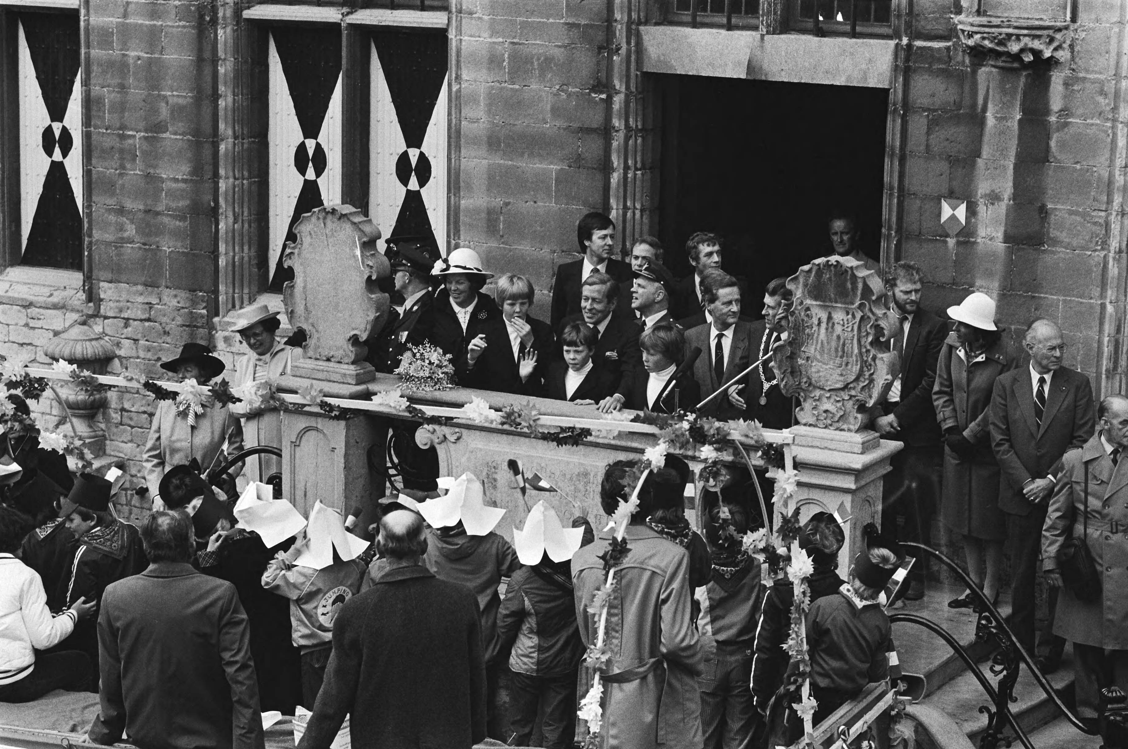 Fotocollectie Anefo — Viering Koninginnedag in Veere, de koninklijke familie op het bordes van het stadhuis in Veere — Foto: Bogaerts, Rob / Anefo. Licentie: Set B: Rechtenvrij / Publiek Domein. Bron: Nationaal Archief. http://hdl.handle.net/10648/acfaafaa-d0b4-102d-bcf8-003048976d84