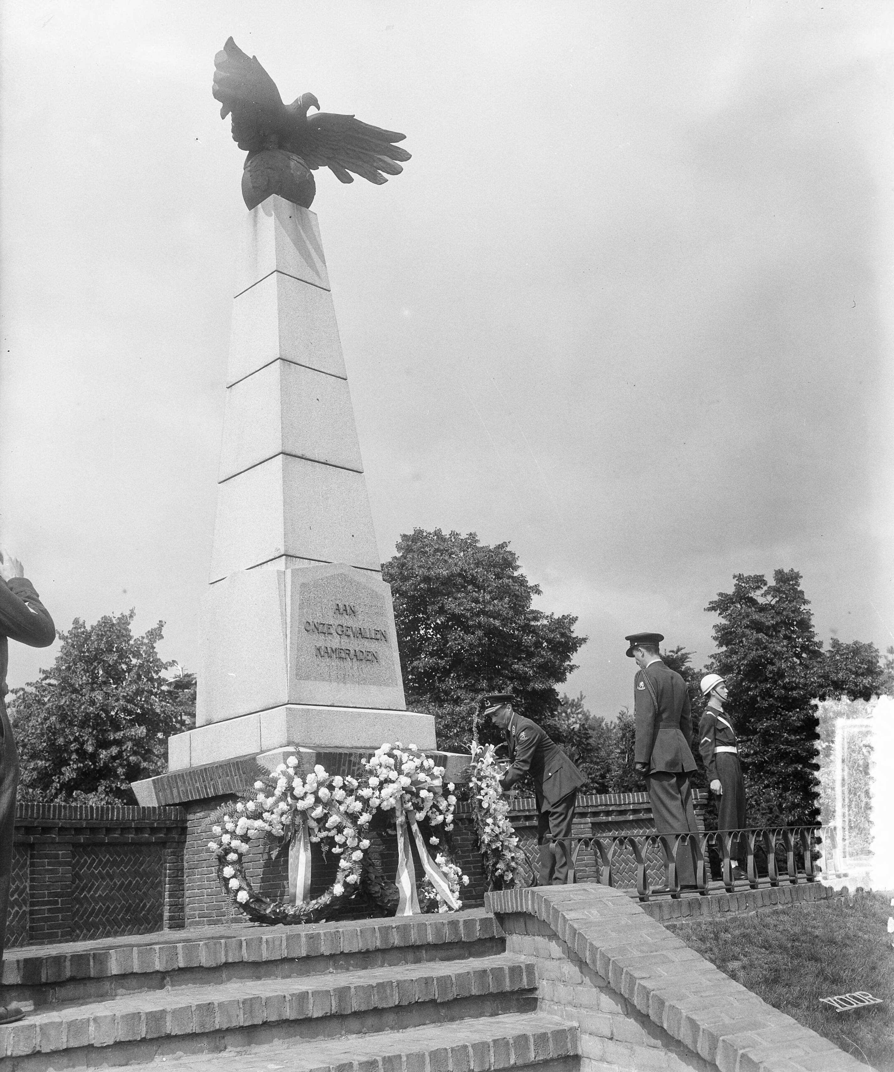 Fotocollectie Anefo — 40-jarig bestaan Koninklijke Luchtmacht. Kranslegging bij het Vliegermonument te Soesterberg. — Foto: Pot, Harry / Anefo. Licentie: Set B: Rechtenvrij / Publiek Domein. Bron: Nationaal Archief. http://hdl.handle.net/10648/a90ebf94-d0b4-102d-bcf8-003048976d84