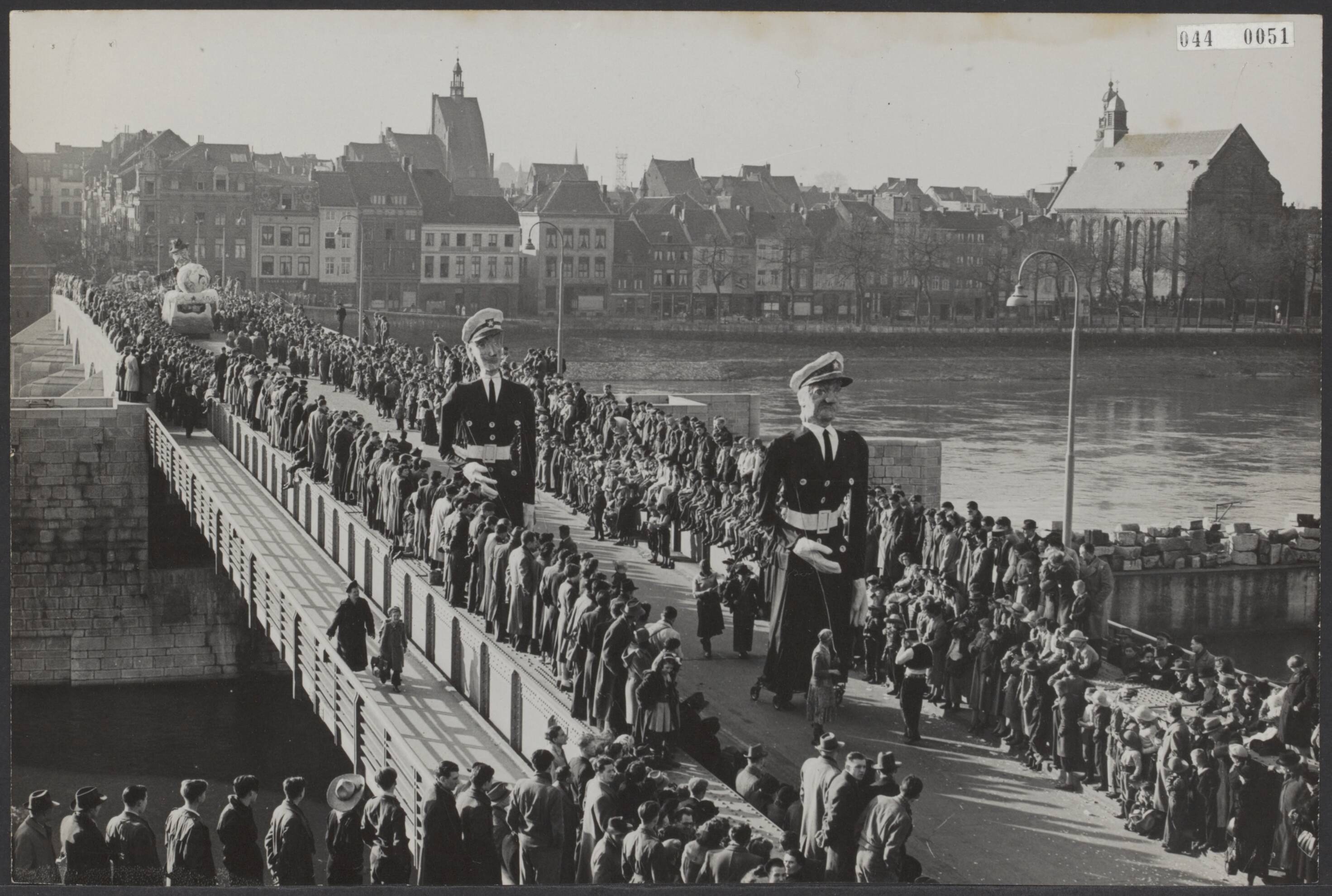Fotocollectie Elsevier Binnenland — Grote carnavalsoptocht in Maastricht. De optocht op de Maasbrug — Foto: Fotograaf Onbekend / Anefo. Licentie: Set B: Rechtenvrij / Publiek Domein. Bron: Nationaal Archief. http://hdl.handle.net/10648/adfabd5a-d0b4-102d-bcf8-003048976d84