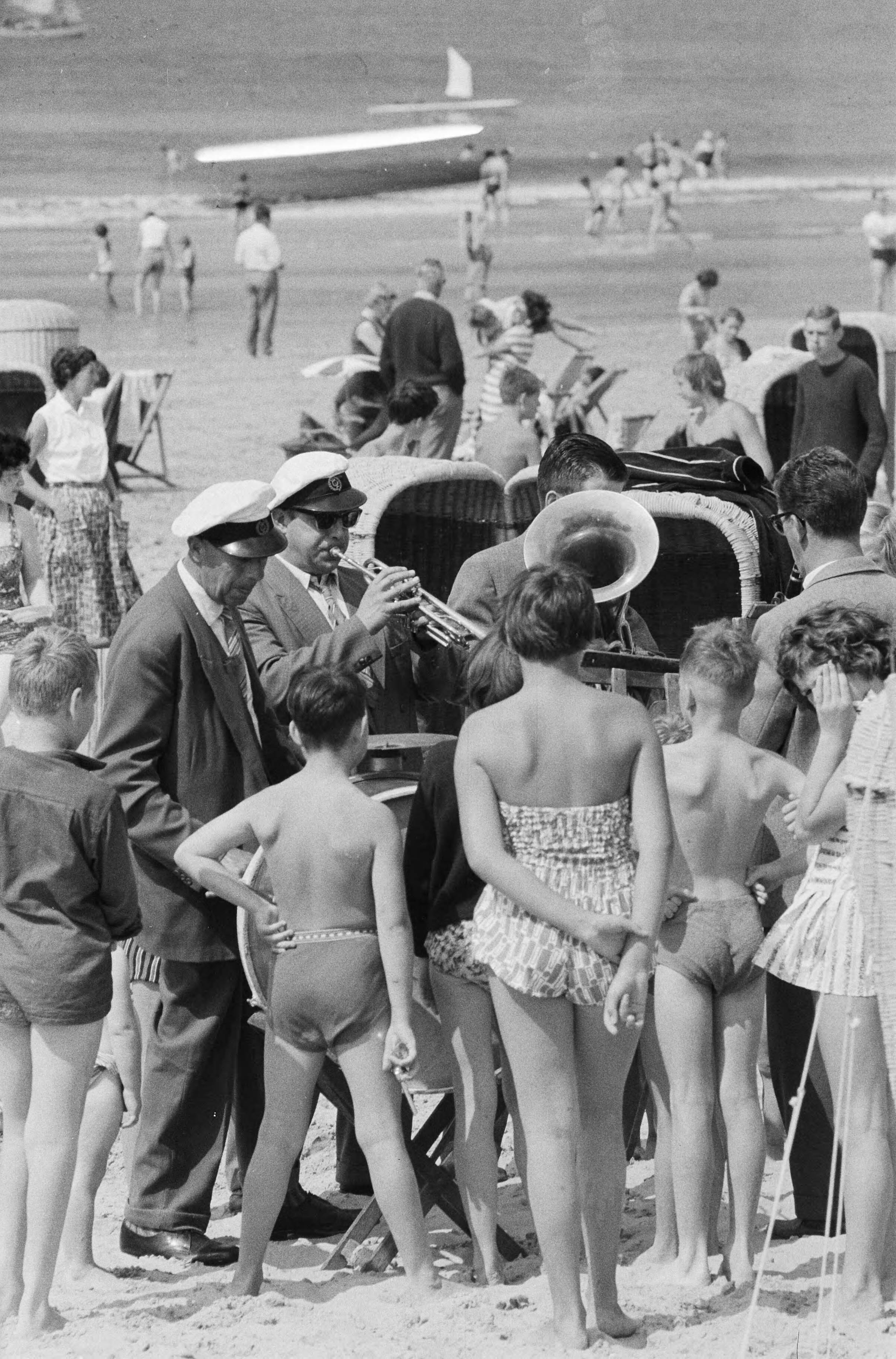 Fotocollectie Anefo — Strandfanfare van Zandvoort treedt weer op — Foto: Pot, Harry / Anefo. Licentie: Set B: Rechtenvrij / Publiek Domein. Bron: Nationaal Archief. http://hdl.handle.net/10648/a9b6949e-d0b4-102d-bcf8-003048976d84