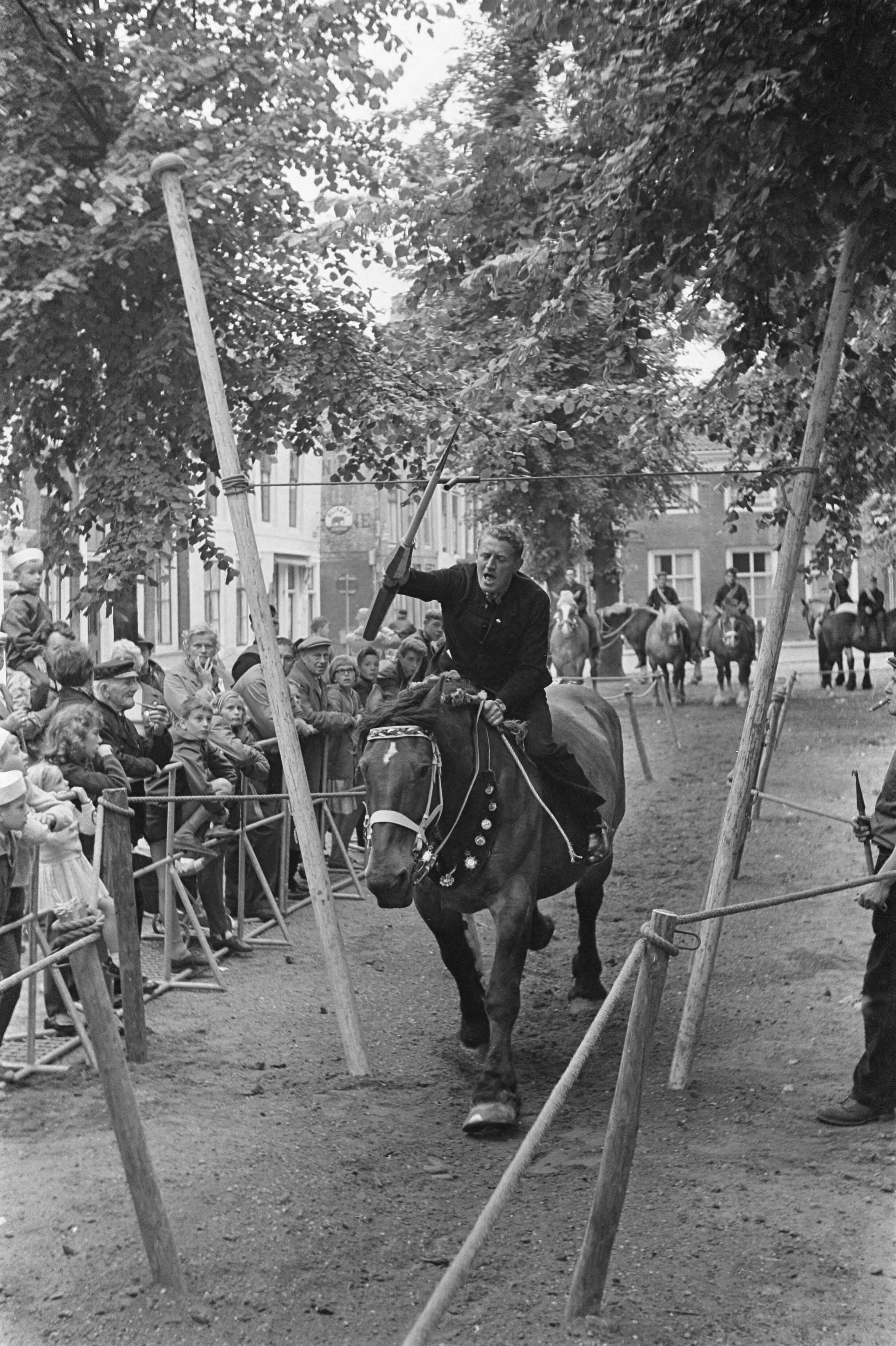 Fotocollectie Anefo — Ringrijderij in Middelburg. Een van de deelnemers met Zeeuwse hoed — Foto: Koch, Eric / Anefo. Licentie: Set B: Rechtenvrij / Publiek Domein. Bron: Nationaal Archief. http://hdl.handle.net/10648/aa3f0770-d0b4-102d-bcf8-003048976d84