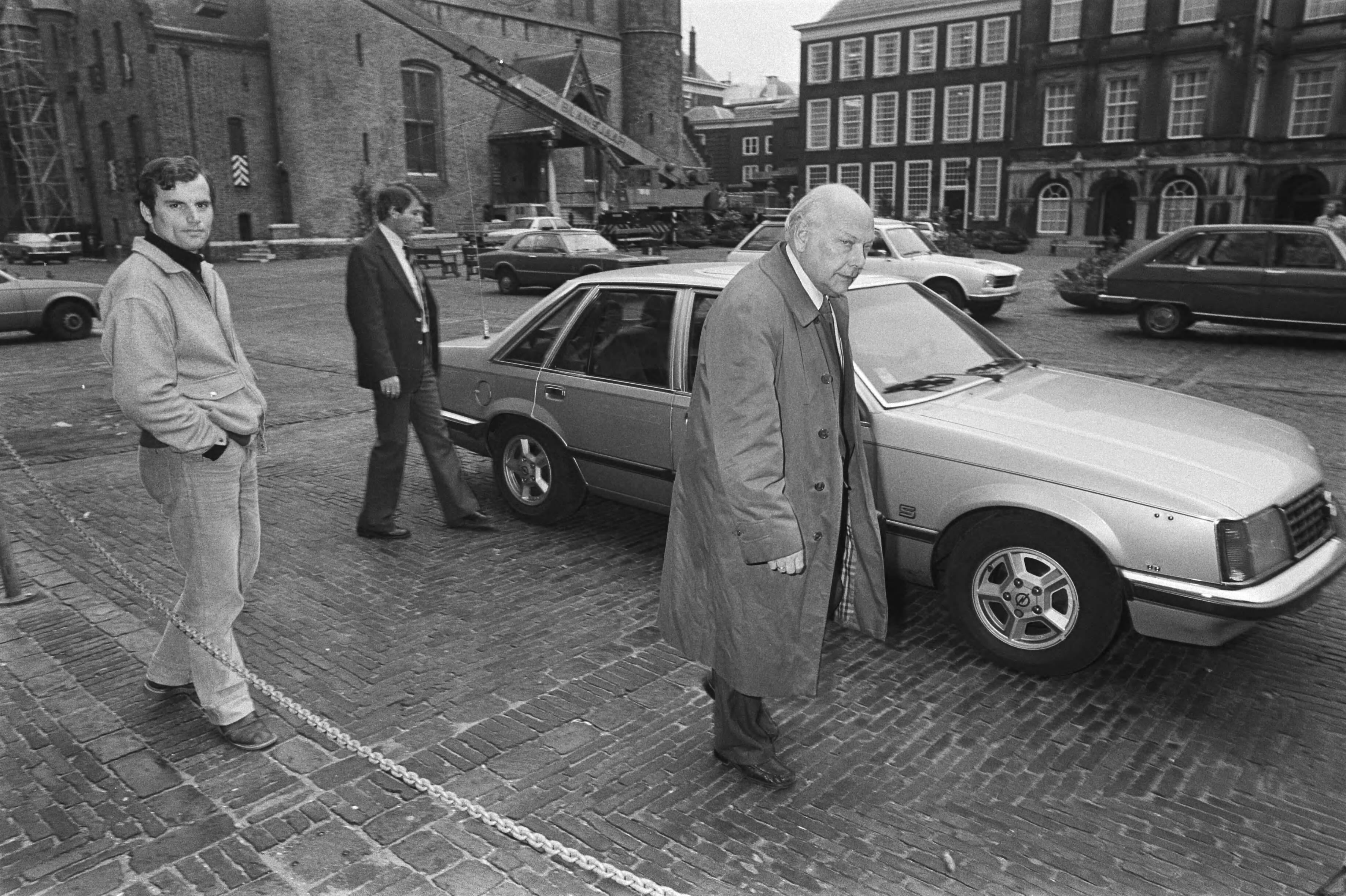 Kabinetsinformatie — Den Uyl (PvdA) op het Binnenhof op weg naar de informateurs — Foto: Dijk, Hans van / Anefo. Licentie: Set B: Rechtenvrij / Publiek Domein. Bron: Nationaal Archief. http://hdl.handle.net/10648/ad081096-d0b4-102d-bcf8-003048976d84