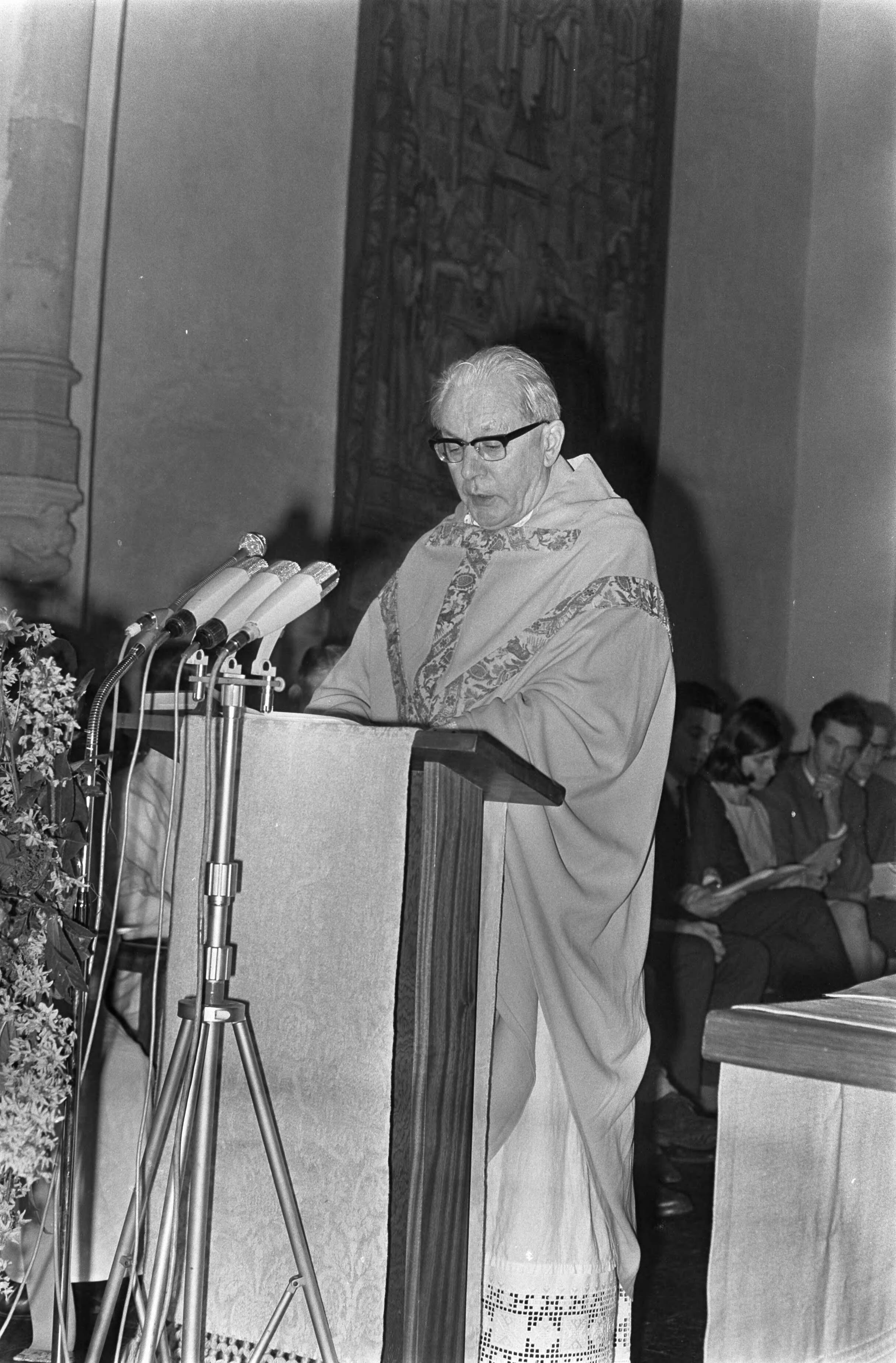 Fotocollectie Anefo — Kardinaal Alfrink hield preek over Celibaat in Utrecht nr. 8 : kardinaal Alfrink bij aankomst, nr. 9 : kardinaal Alfrink tijdens preek — Foto: Nijs, Jac. de / Anefo. Licentie: Set B: Rechtenvrij / Publiek Domein. Bron: Nationaal Archief. http://hdl.handle.net/10648/ab5b544c-d0b4-102d-bcf8-003048976d84