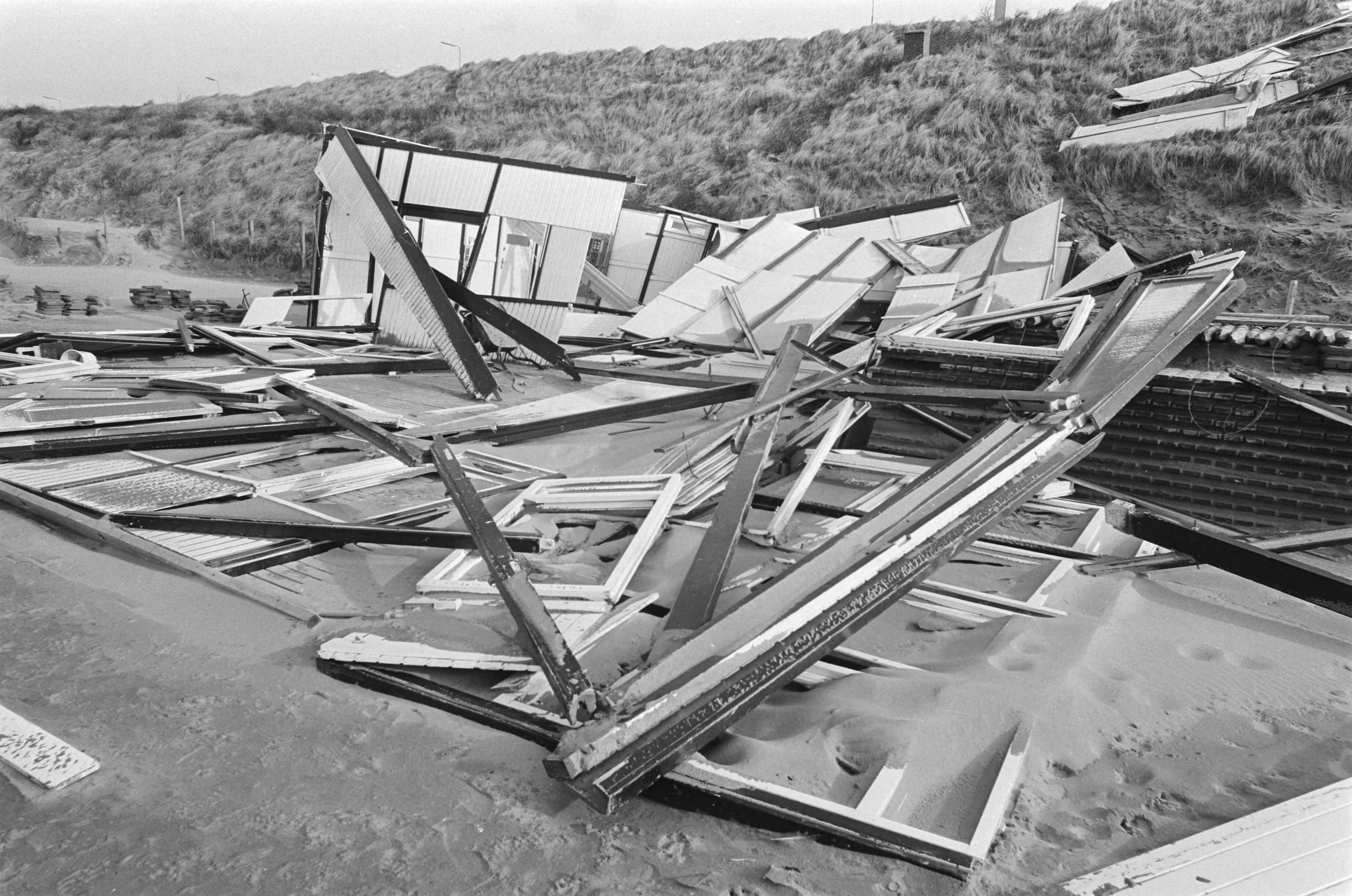 Fotocollectie Anefo — Noordwesterstorm vernielde een strandtent in Zandvoort — Foto: Antonisse, Marcel / Anefo. Licentie: Set B: Rechtenvrij / Publiek Domein. Bron: Nationaal Archief. http://hdl.handle.net/10648/acf49a0c-d0b4-102d-bcf8-003048976d84