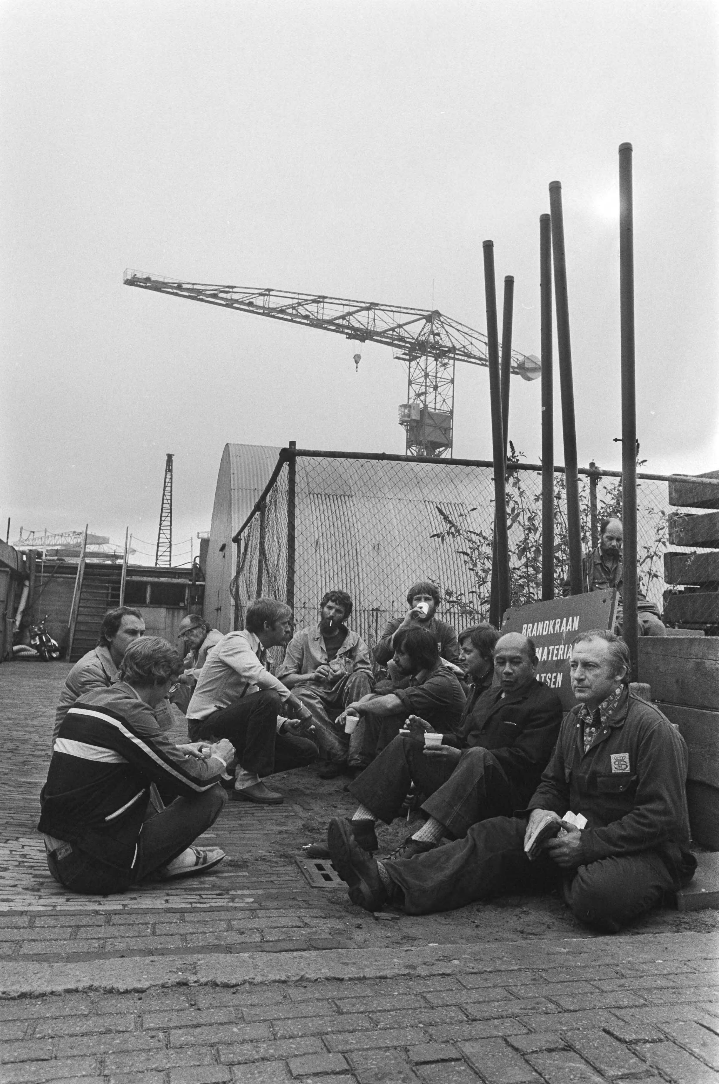Fotocollectie Anefo — Ongeveer 2000 werknemers van de Koninklijke Mij. De Schelde in Vlissingen in staking: werknemers zittend op het terrein aan de koffie — Foto: Bogaerts, Rob / Anefo. Licentie: Set B: Rechtenvrij / Publiek Domein. Bron: Nationaal Archief. http://hdl.handle.net/10648/ace872cc-d0b4-102d-bcf8-003048976d84