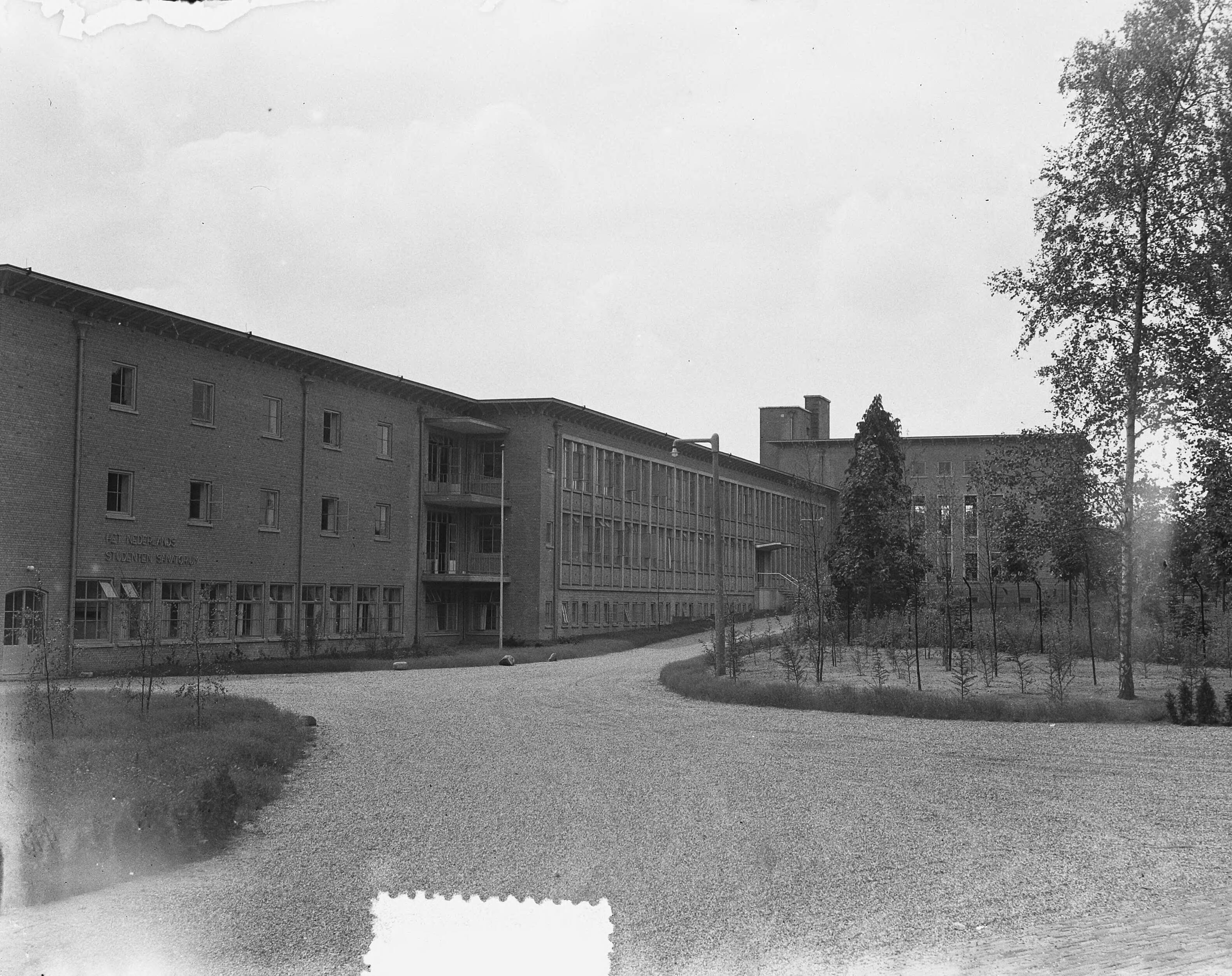 Studenten Sanatorium te Laren — Studenten Sanatorium te Laren. Het nieuwe gebouw, architect ir. J. van der Linden — Foto: Consenheim, Wim / Anefo. Licentie: Set B: Rechtenvrij / Publiek Domein. Bron: Nationaal Archief. http://hdl.handle.net/10648/a8fb90fe-d0b4-102d-bcf8-003048976d84